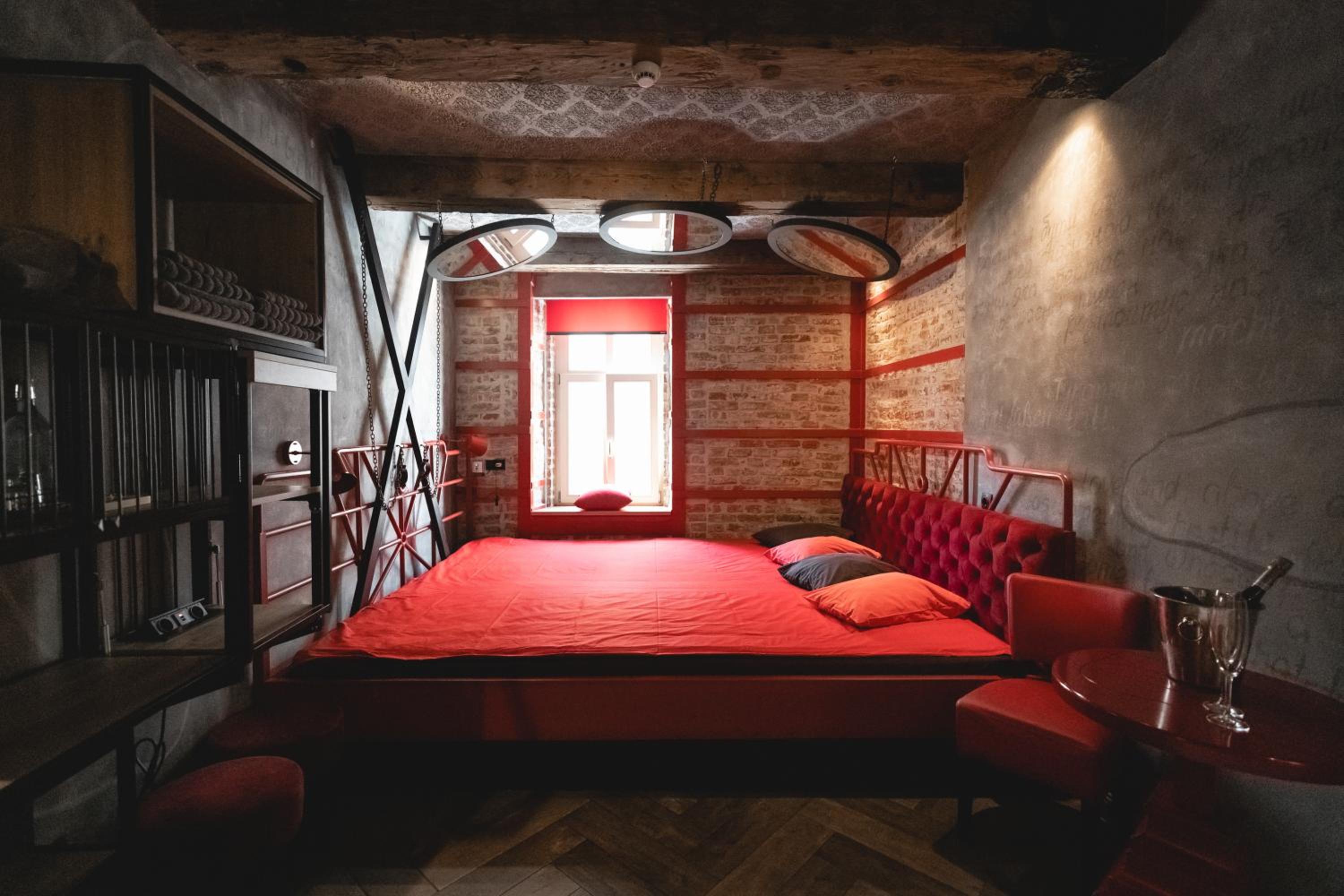 Superior King Room 8