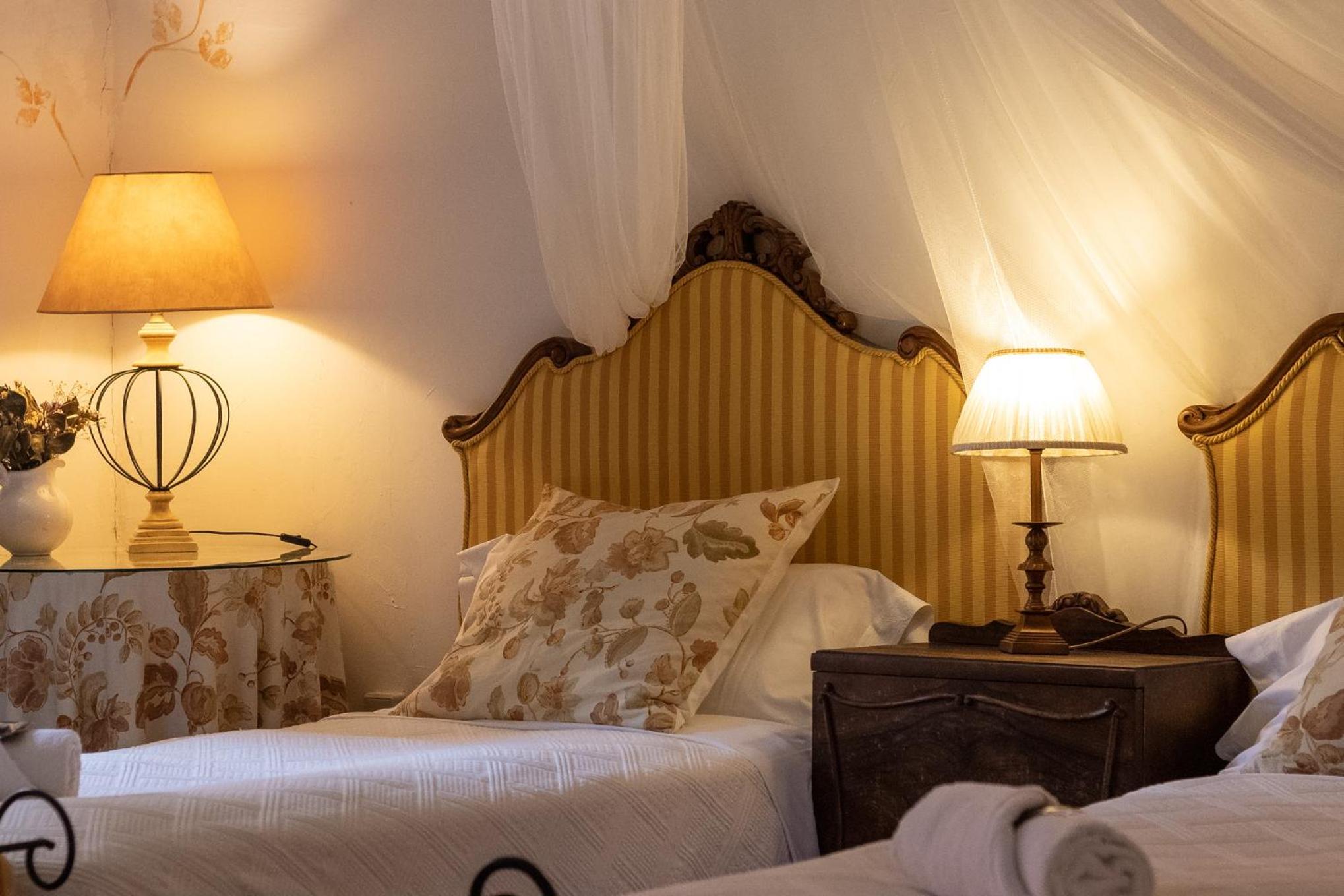 Standard Twin Room with Shared Bathroom photo 3