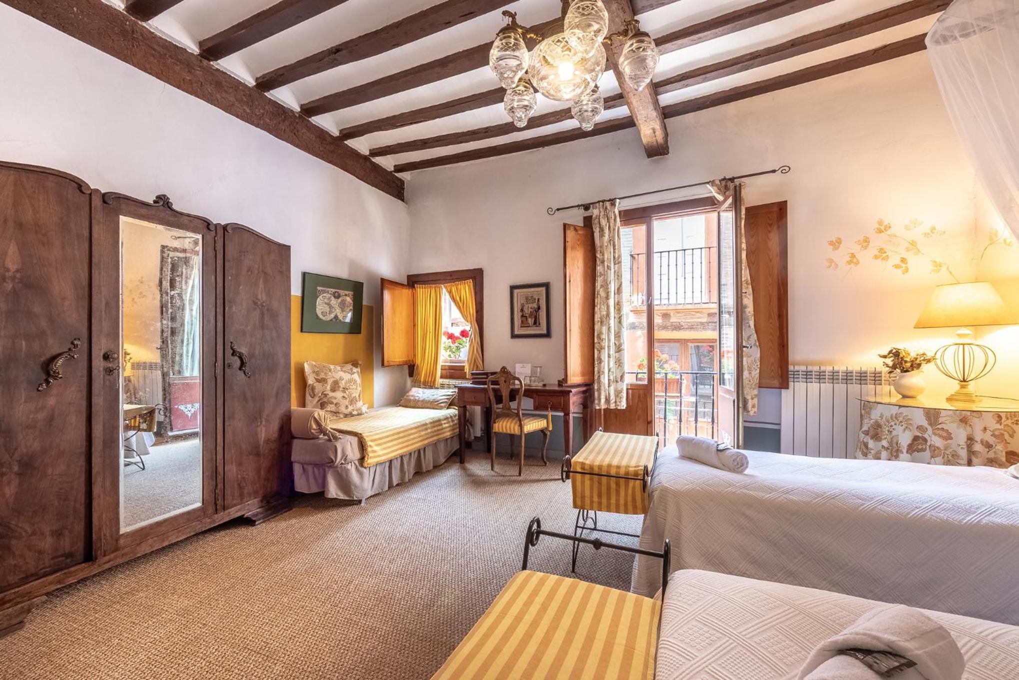 Standard Twin Room with Shared Bathroom photo 2