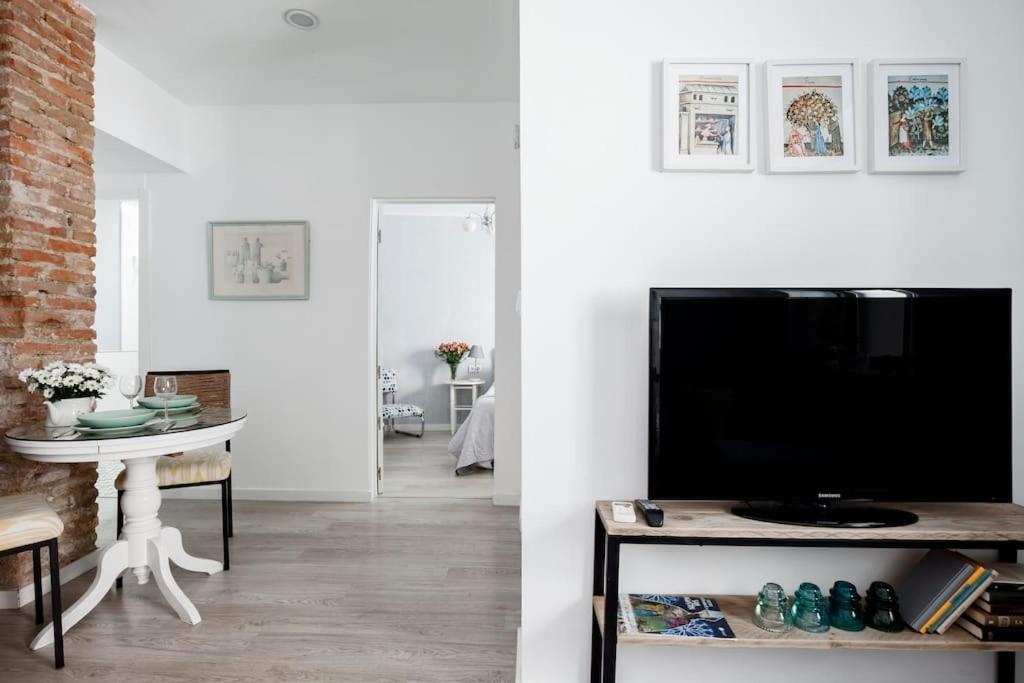 One-Bedroom Apartment photo 3