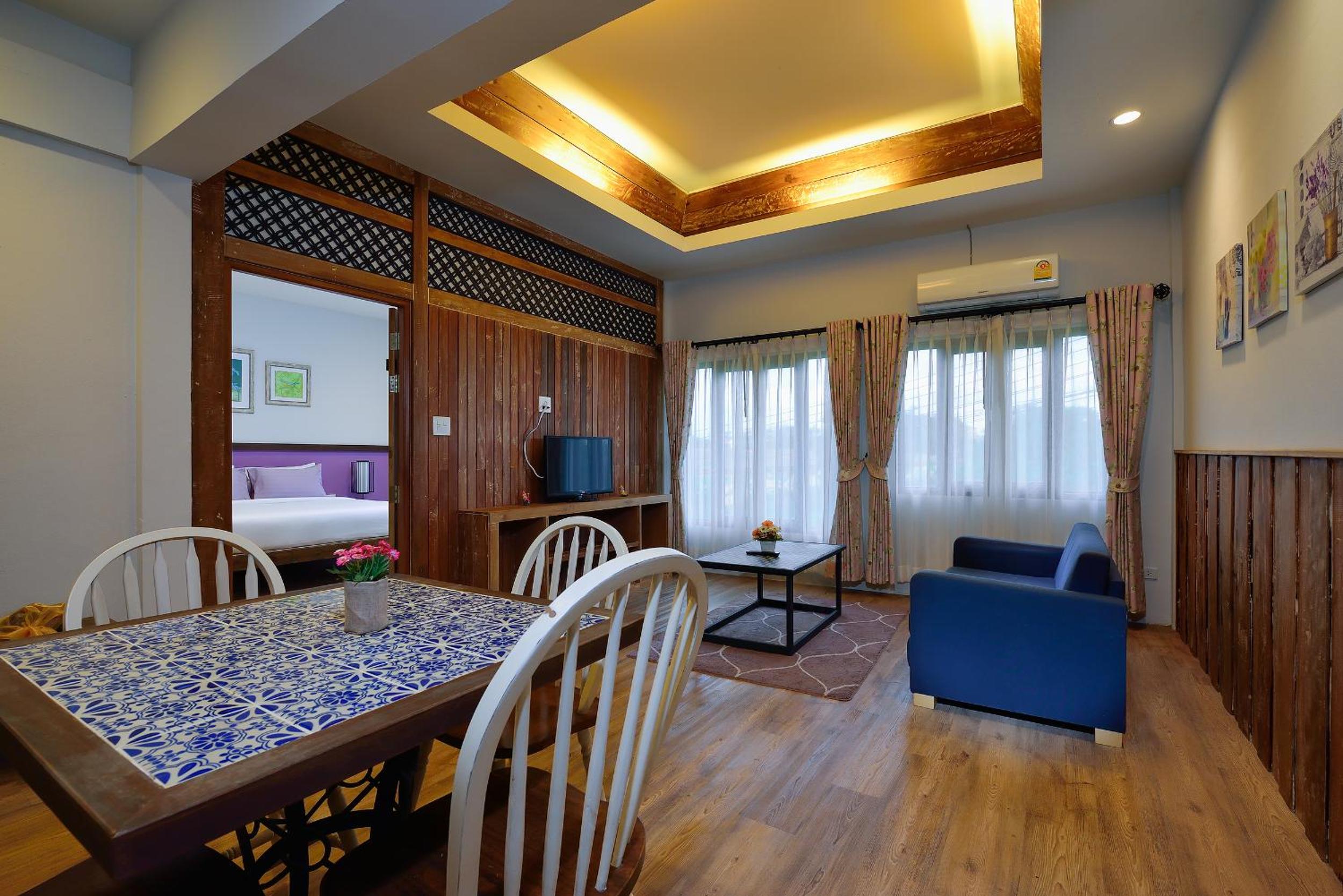 Suite - Photo 1