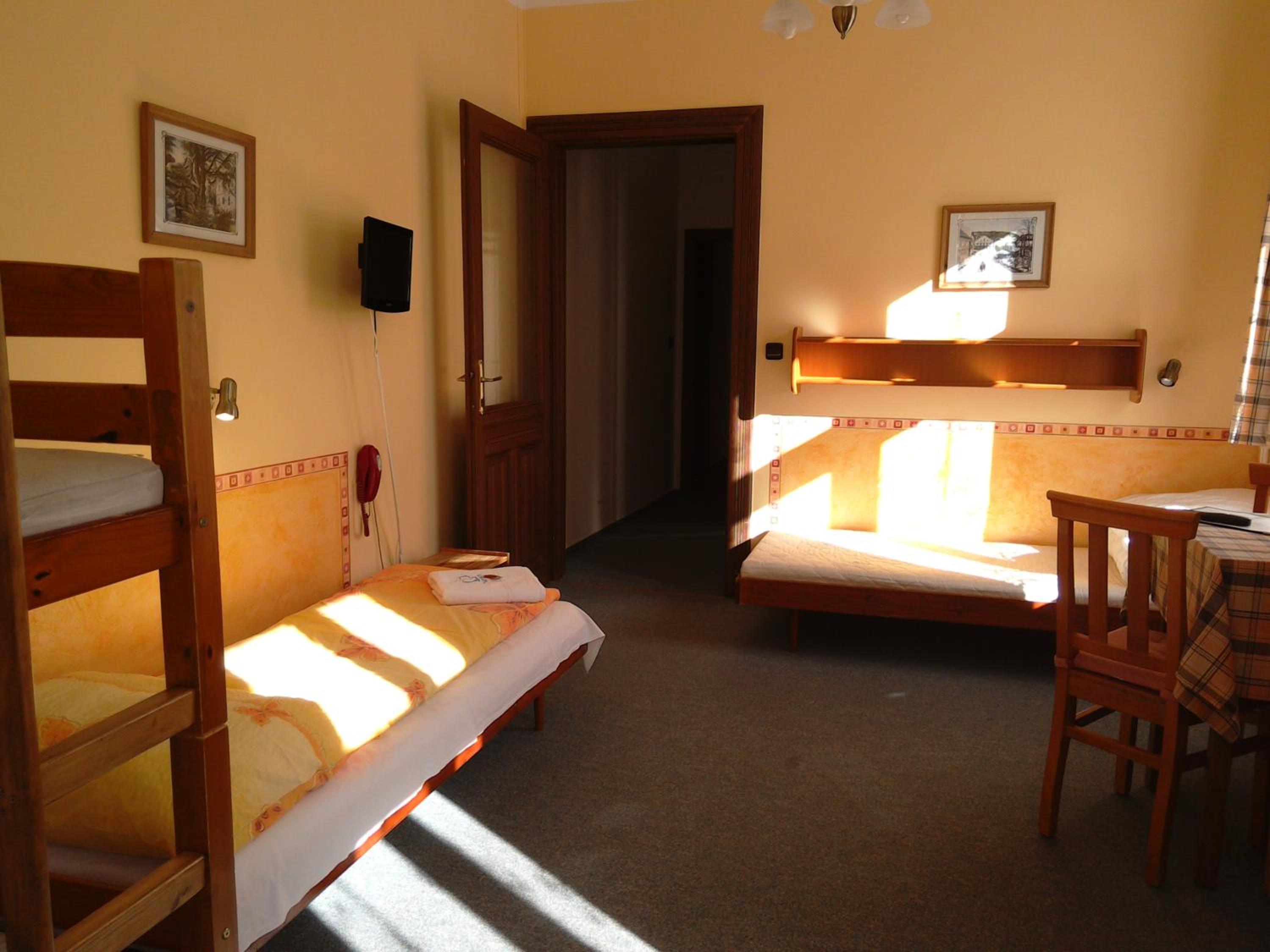 Quadruple Room - Disability Access photo 3