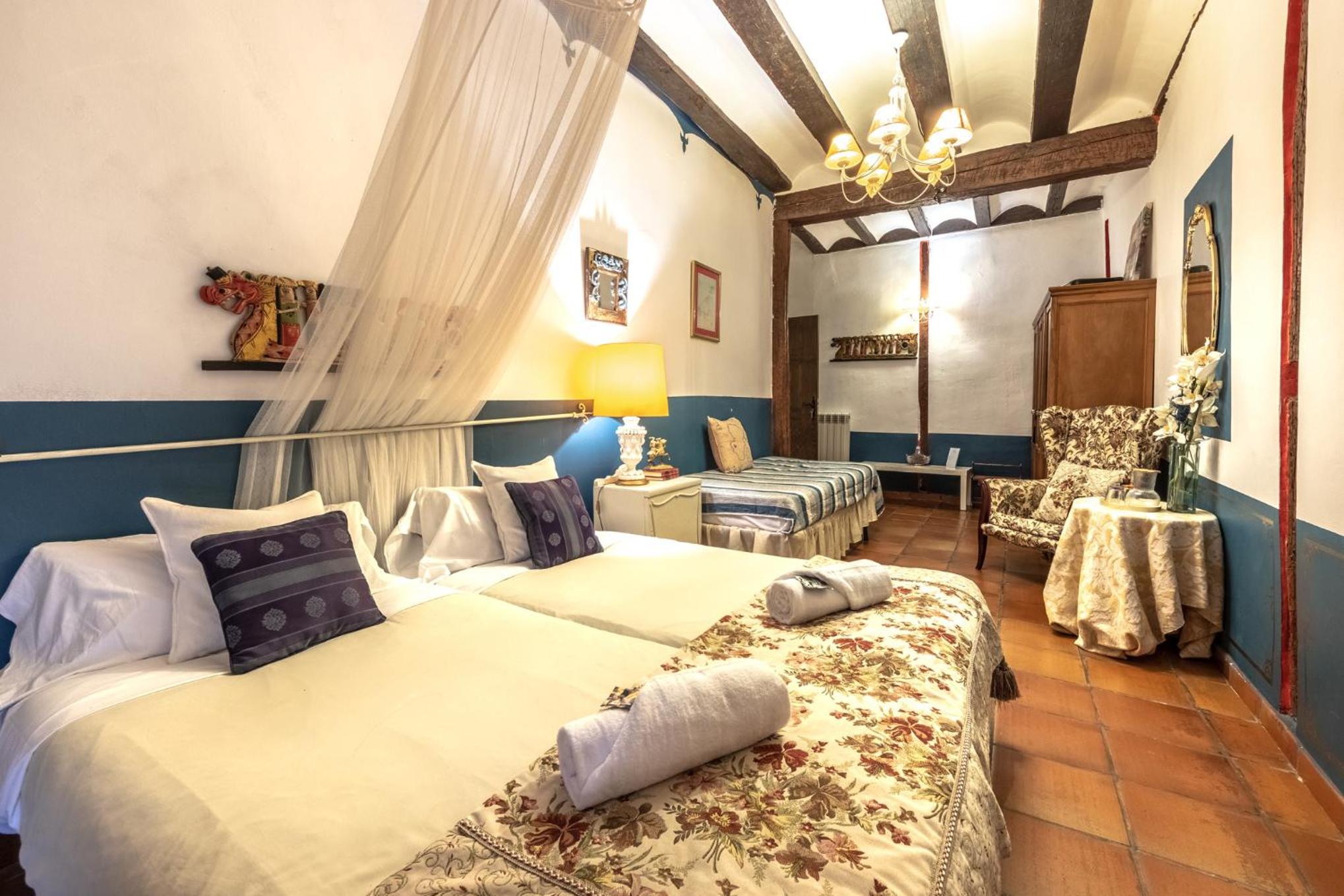 Triple Room with Shared Bathroom photo 2