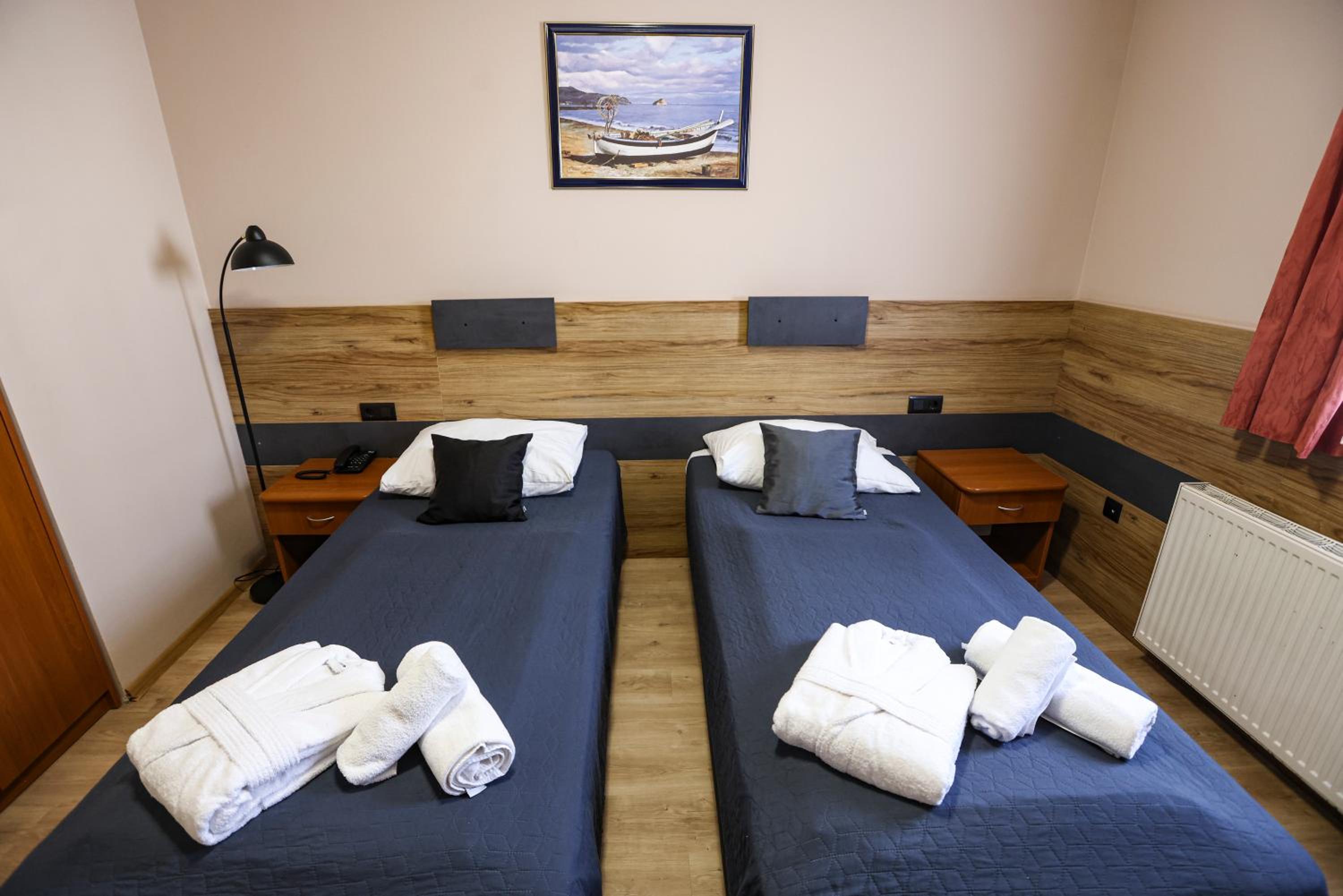 Twin Room - Photo 8