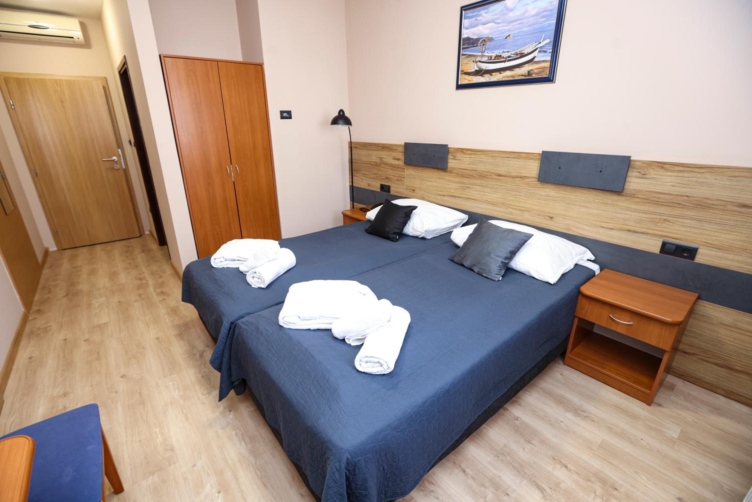 Twin Room - Photo 9