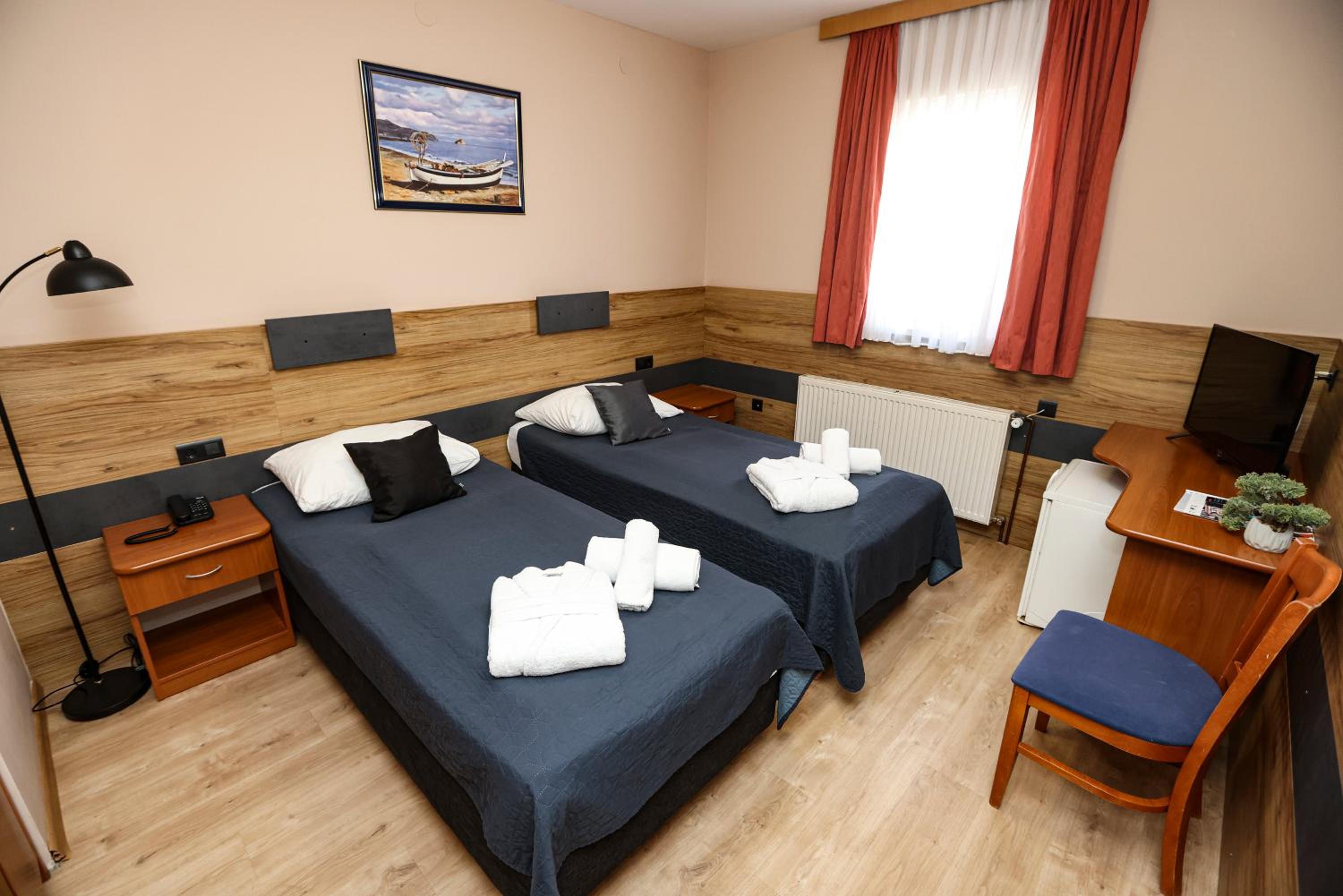 Twin Room - Photo 7