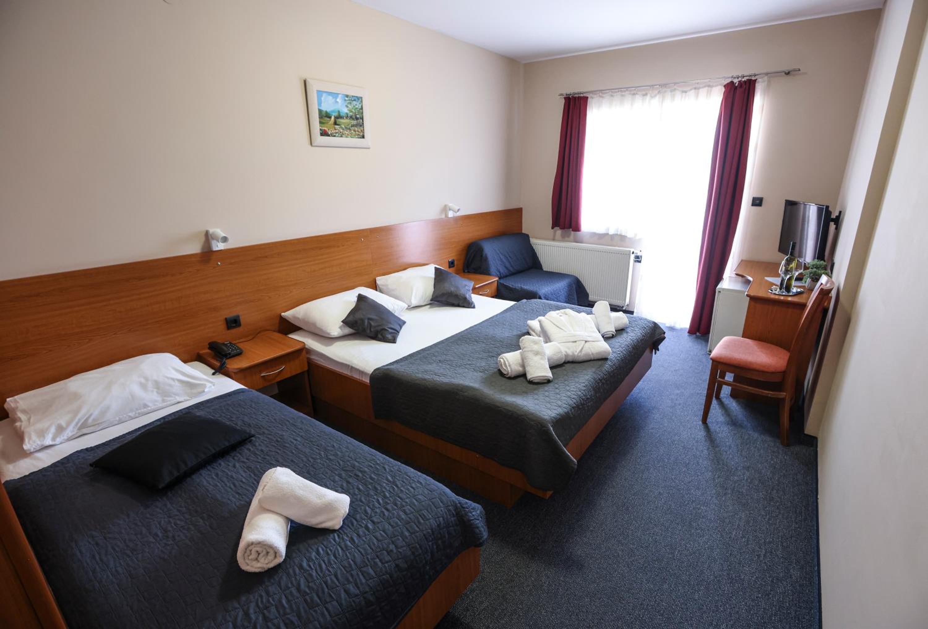 Triple Room with Balcony - Photo 4