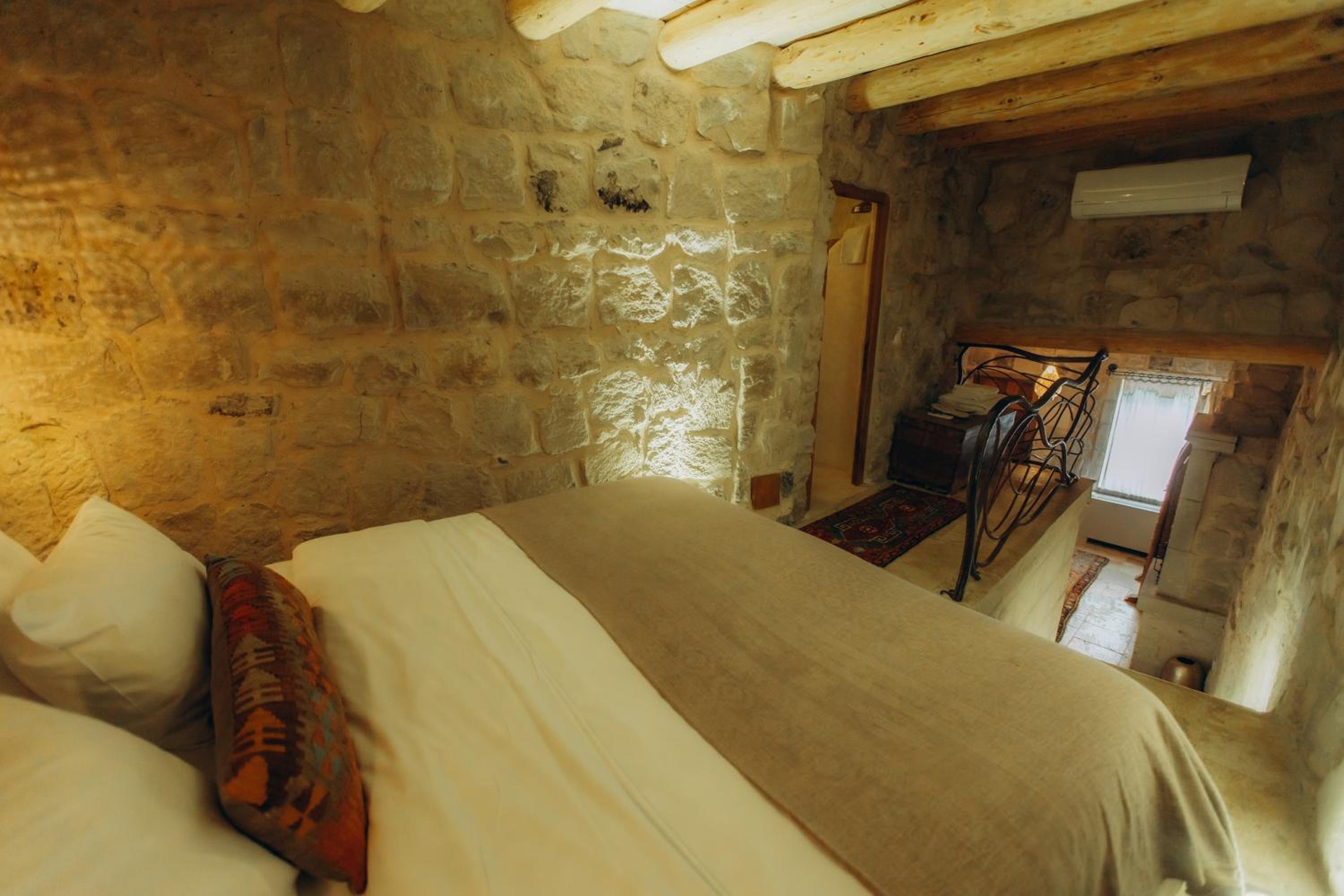 Queen Room with Balcony - Photo 7