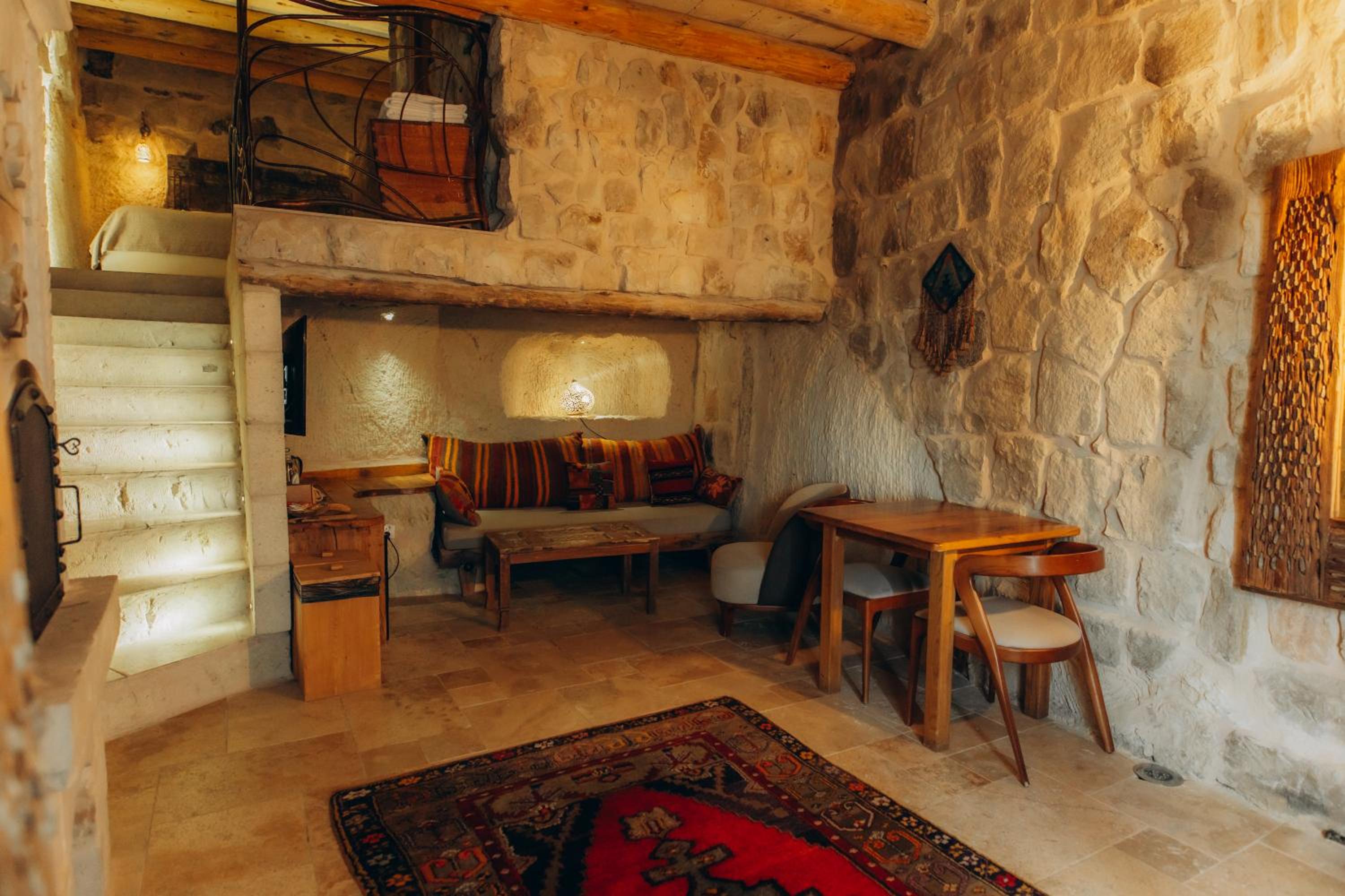 Queen Room with Balcony - Photo 12