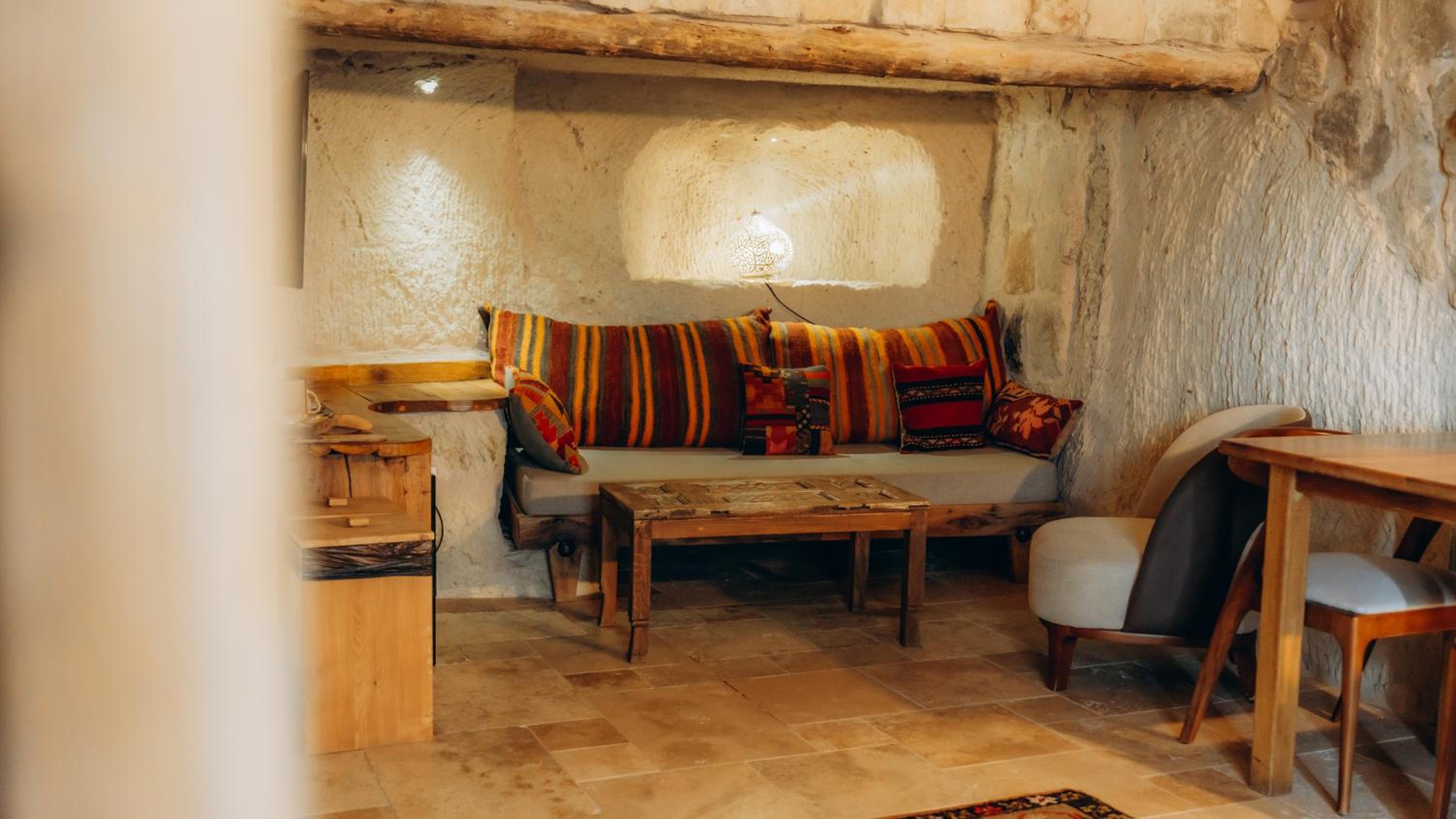 Queen Room with Balcony - Photo 9