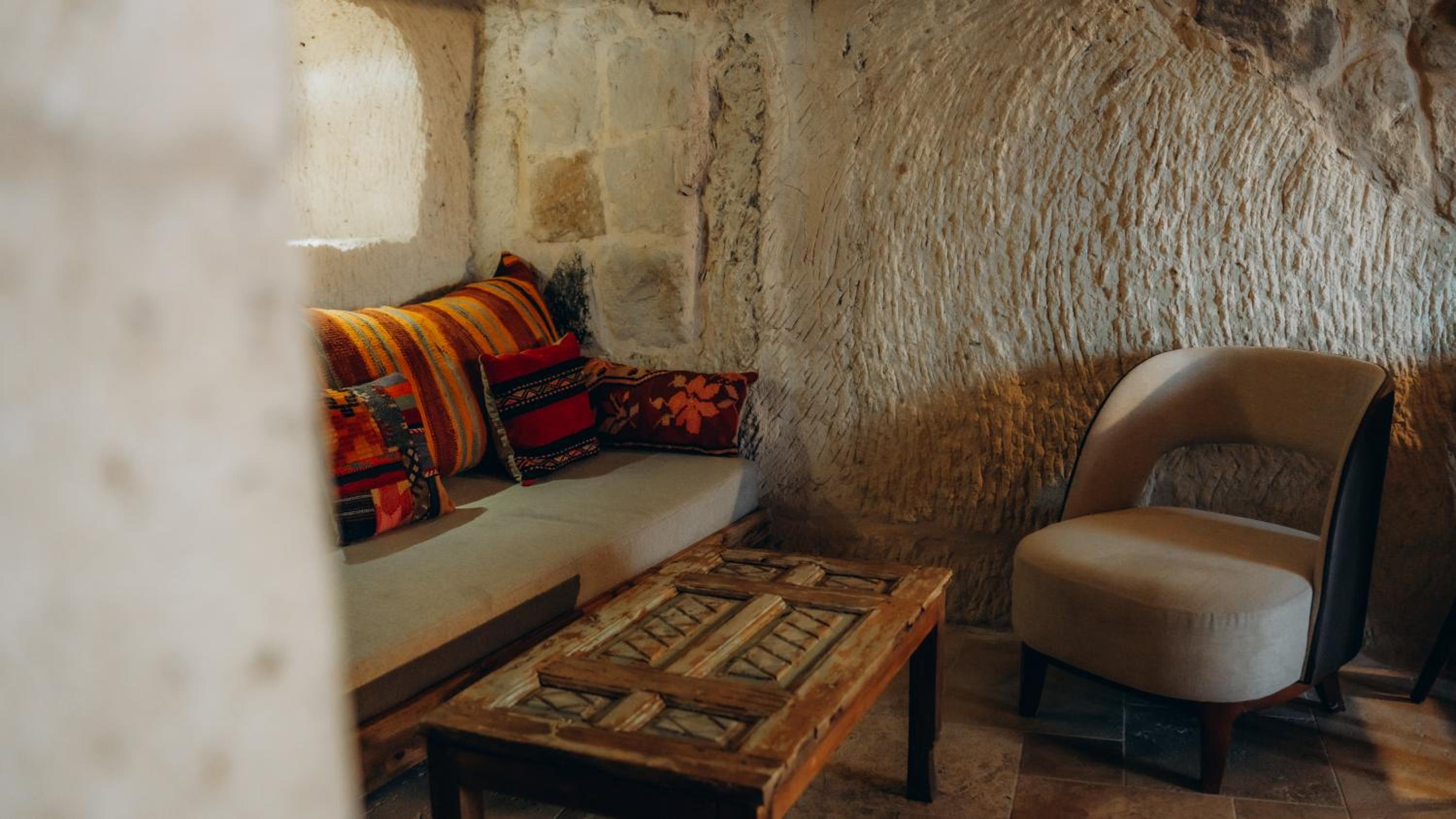 Queen Room with Balcony - Photo 10