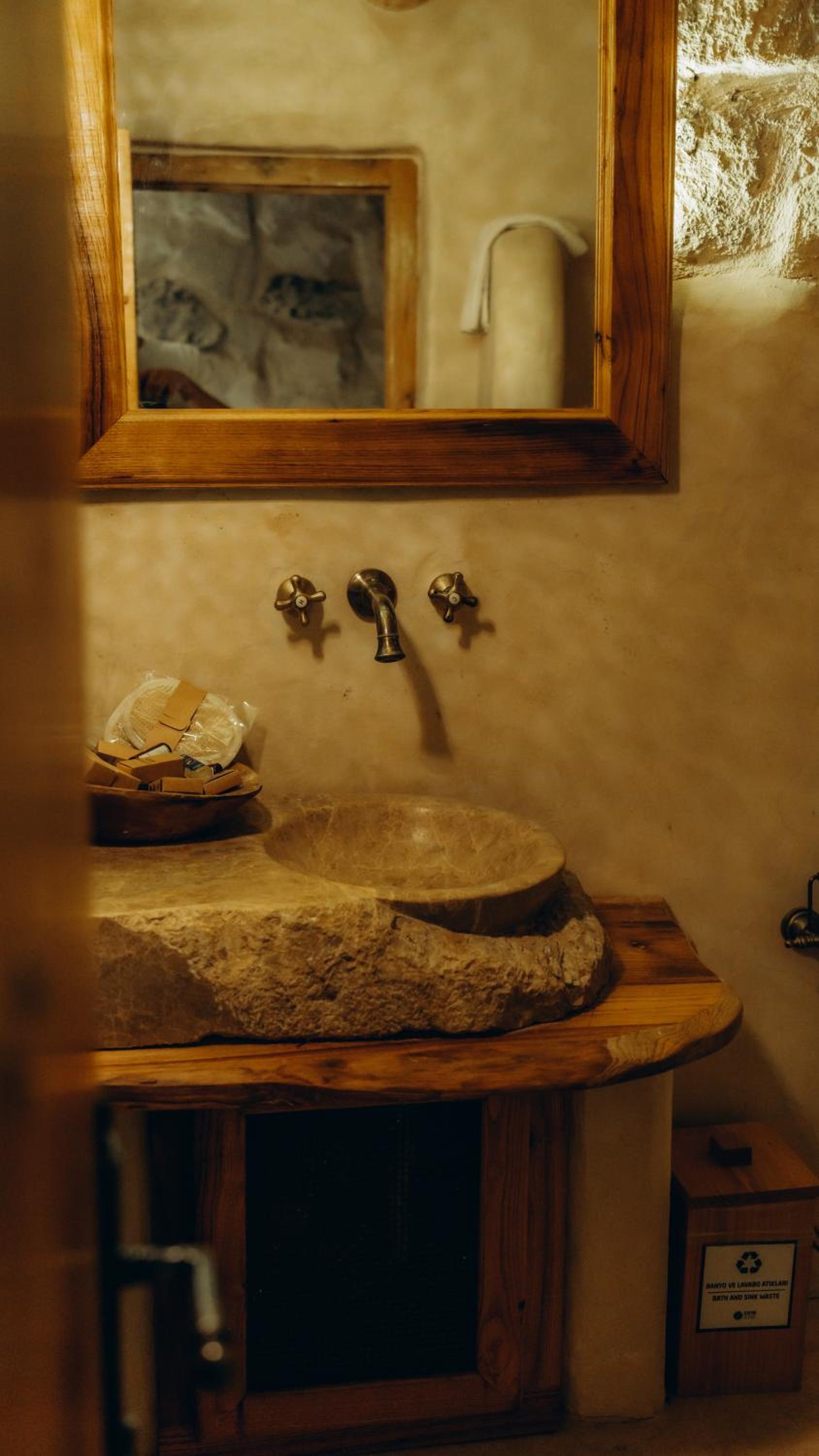 Queen Room with Balcony - Photo 5