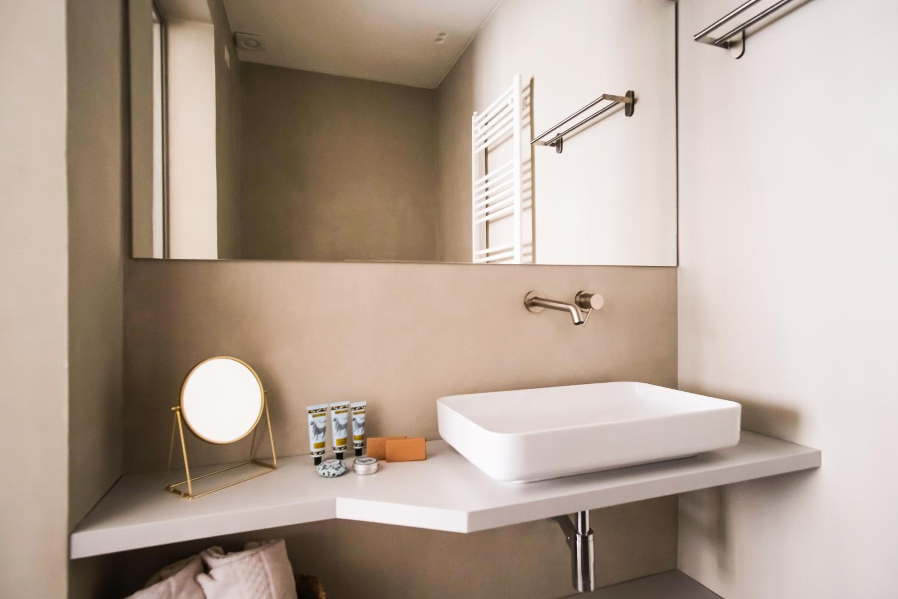 Deluxe Double Room with Balcony photo 3