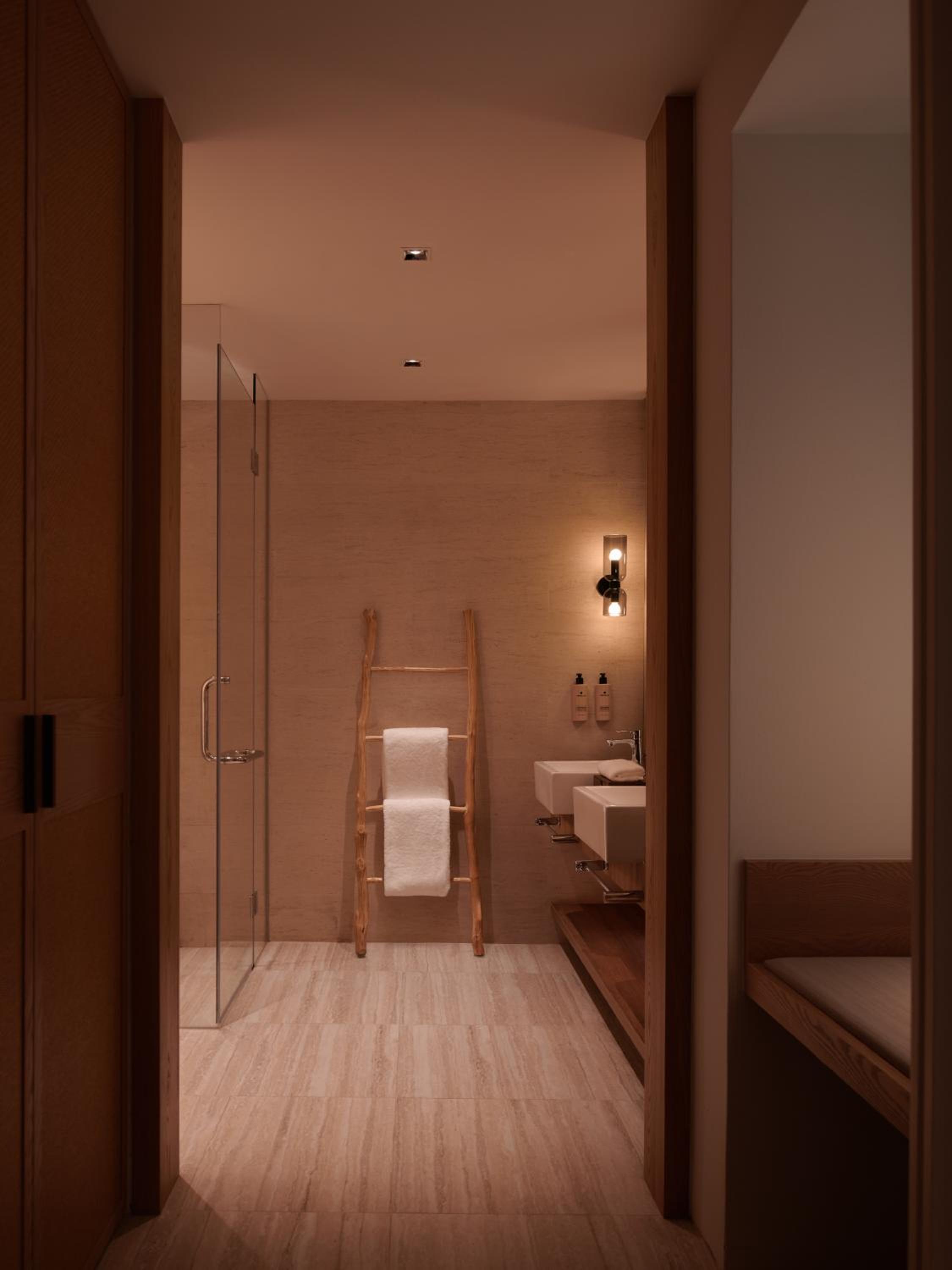 Courtyard Suite with Private Jacuzzi thumbnail 5