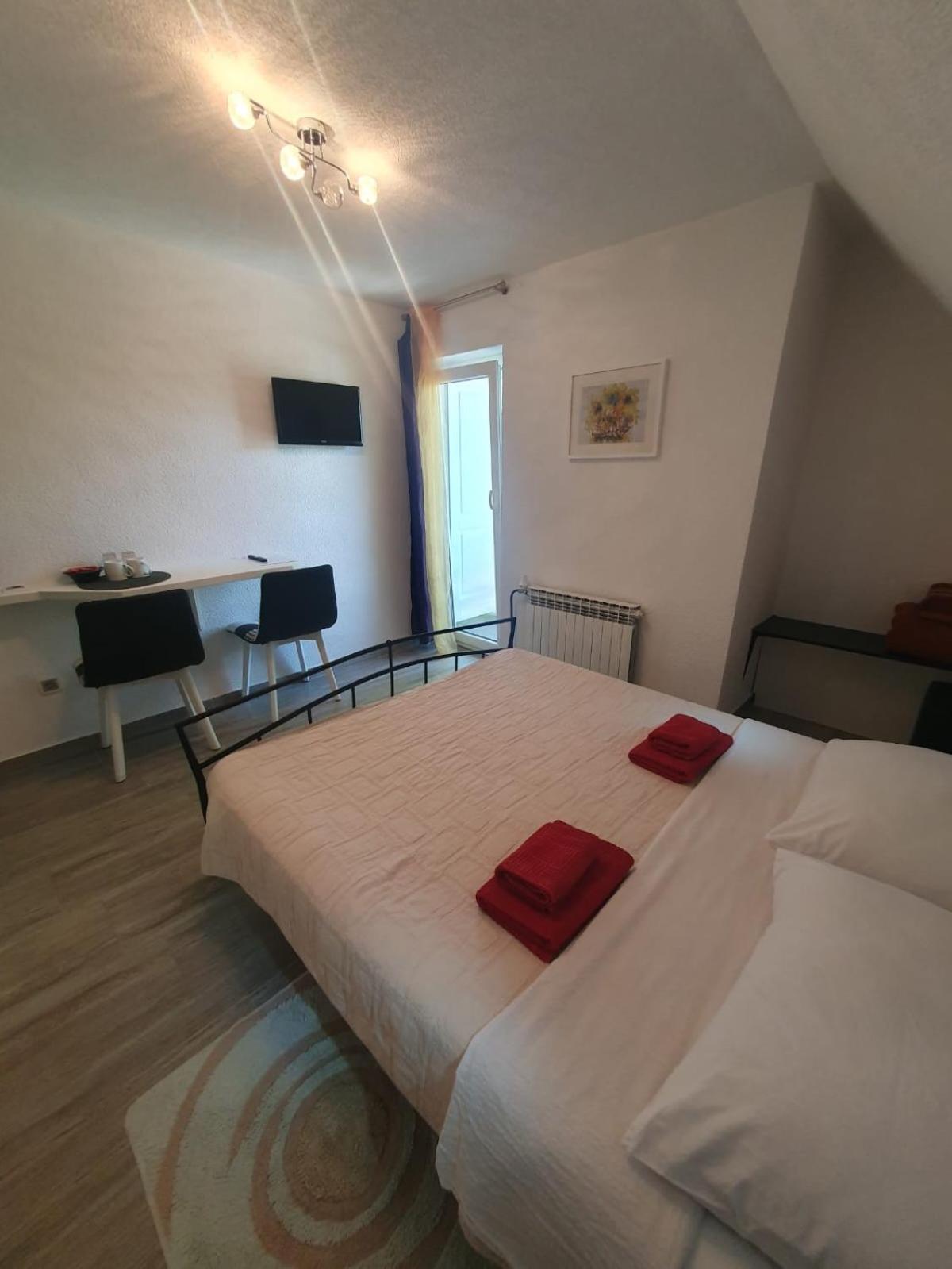 Double Room with Balcony - Photo 9