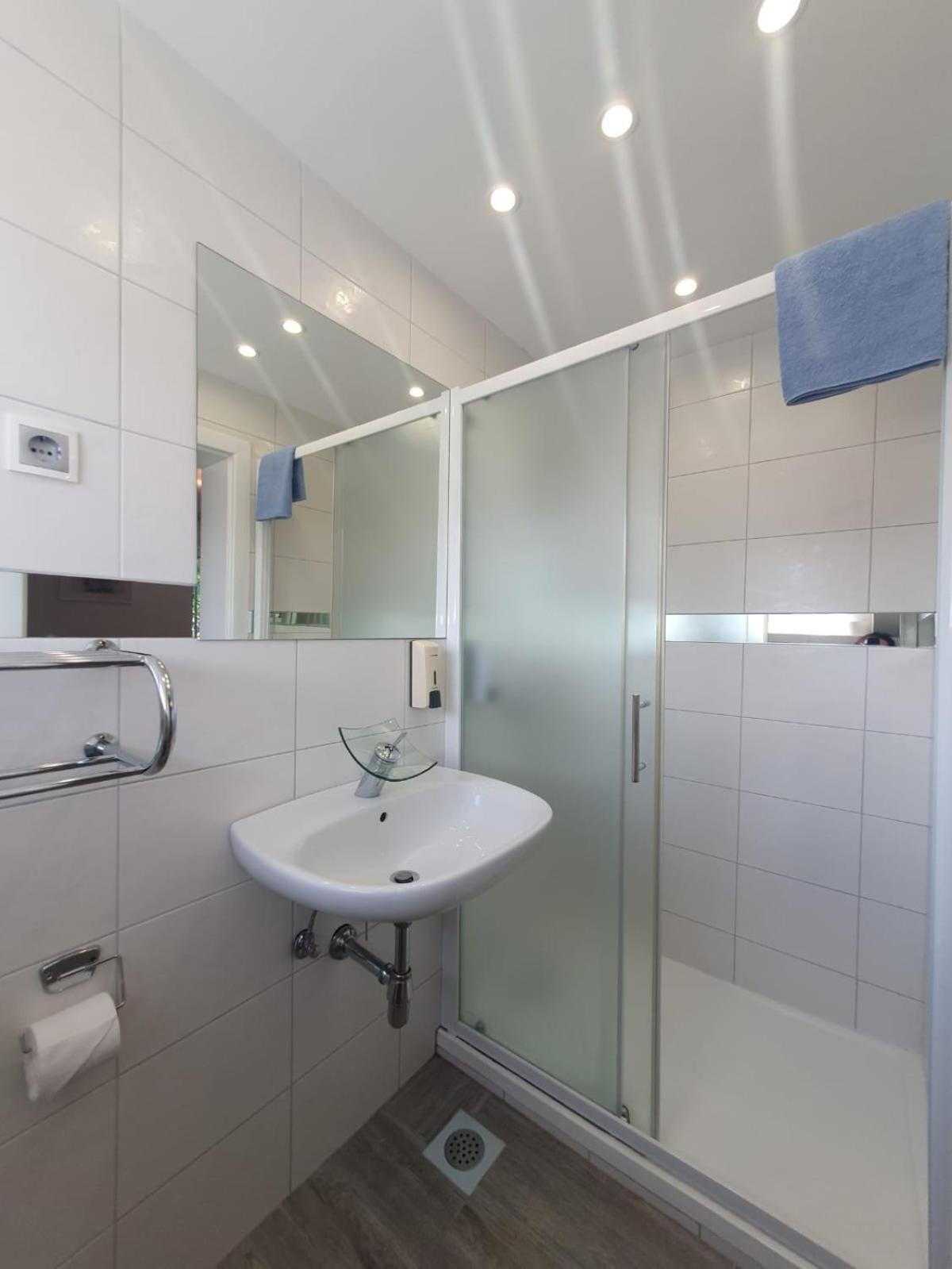 Double Room with Balcony - Photo 10