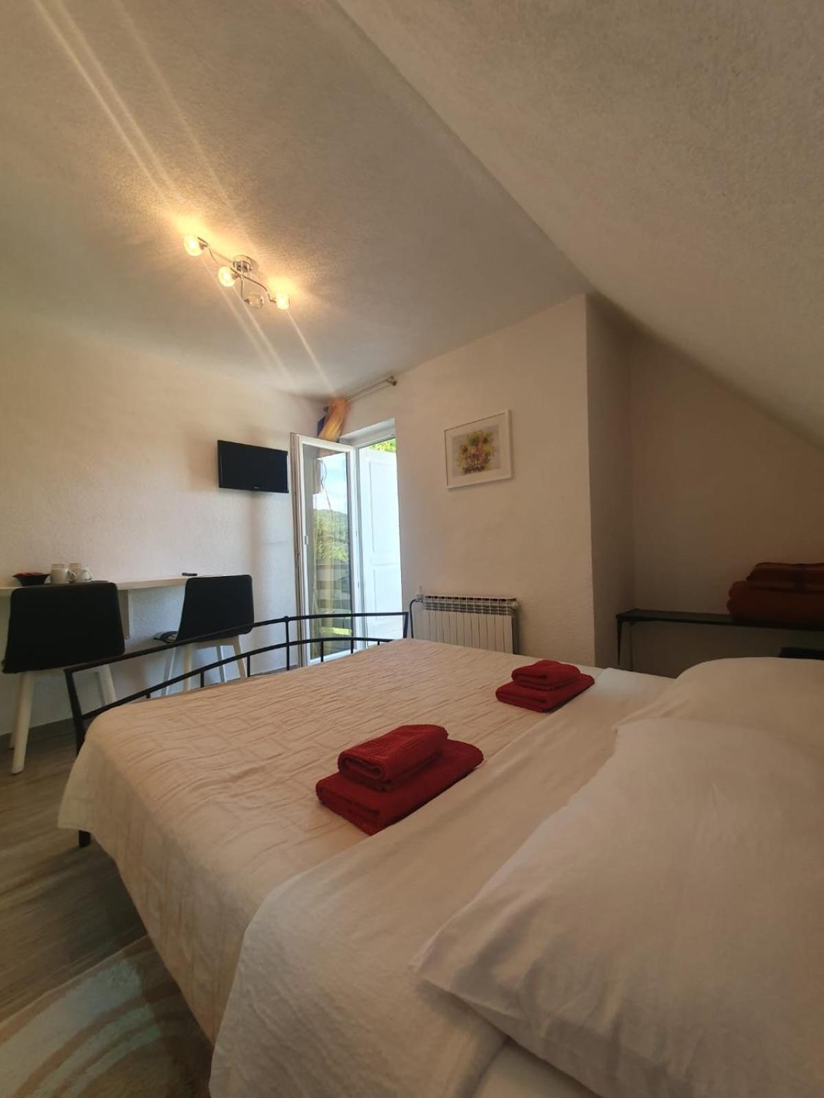 Double Room with Balcony - Photo 14