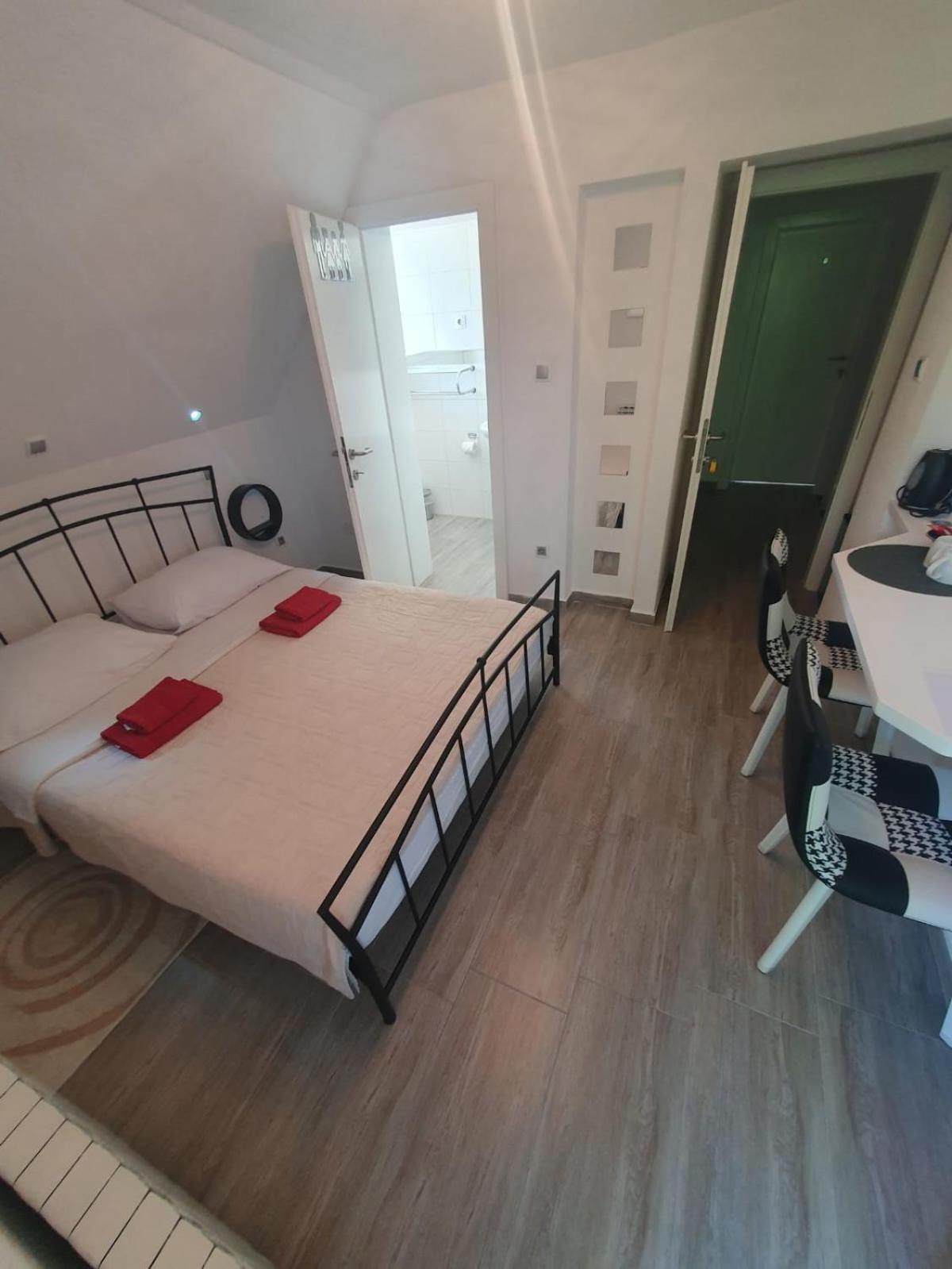 Double Room with Balcony - Photo 15