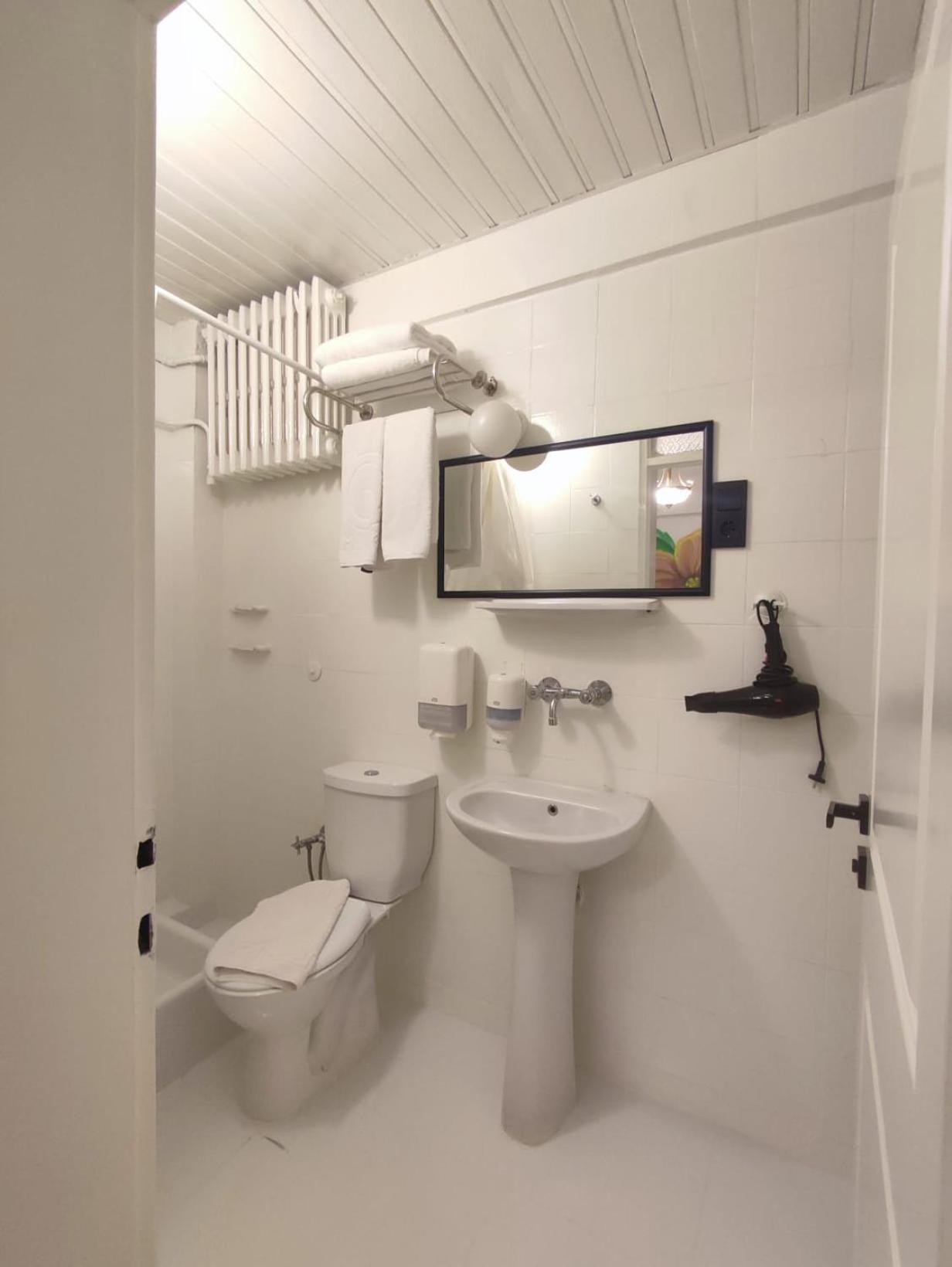 Budget Double Room - Photo 4