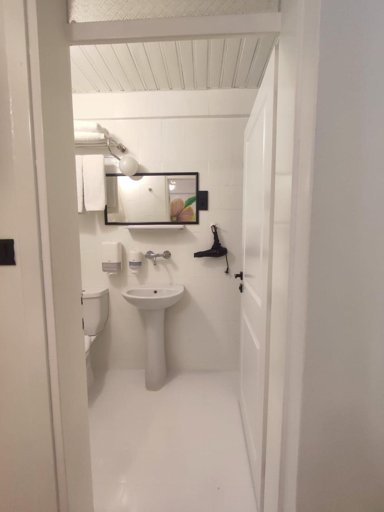 Budget Double Room - Photo 6
