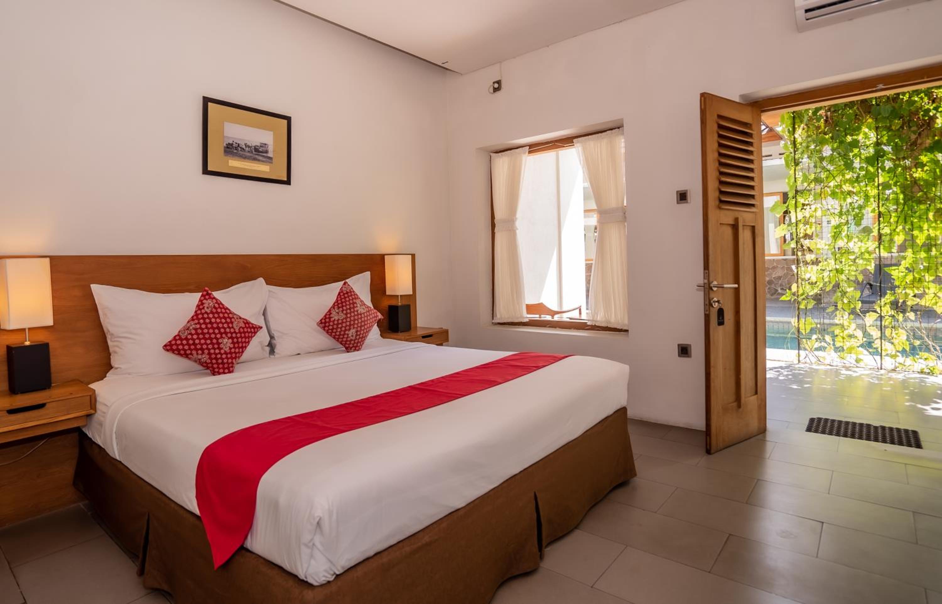 Double Room with Patio Pool View photo 1