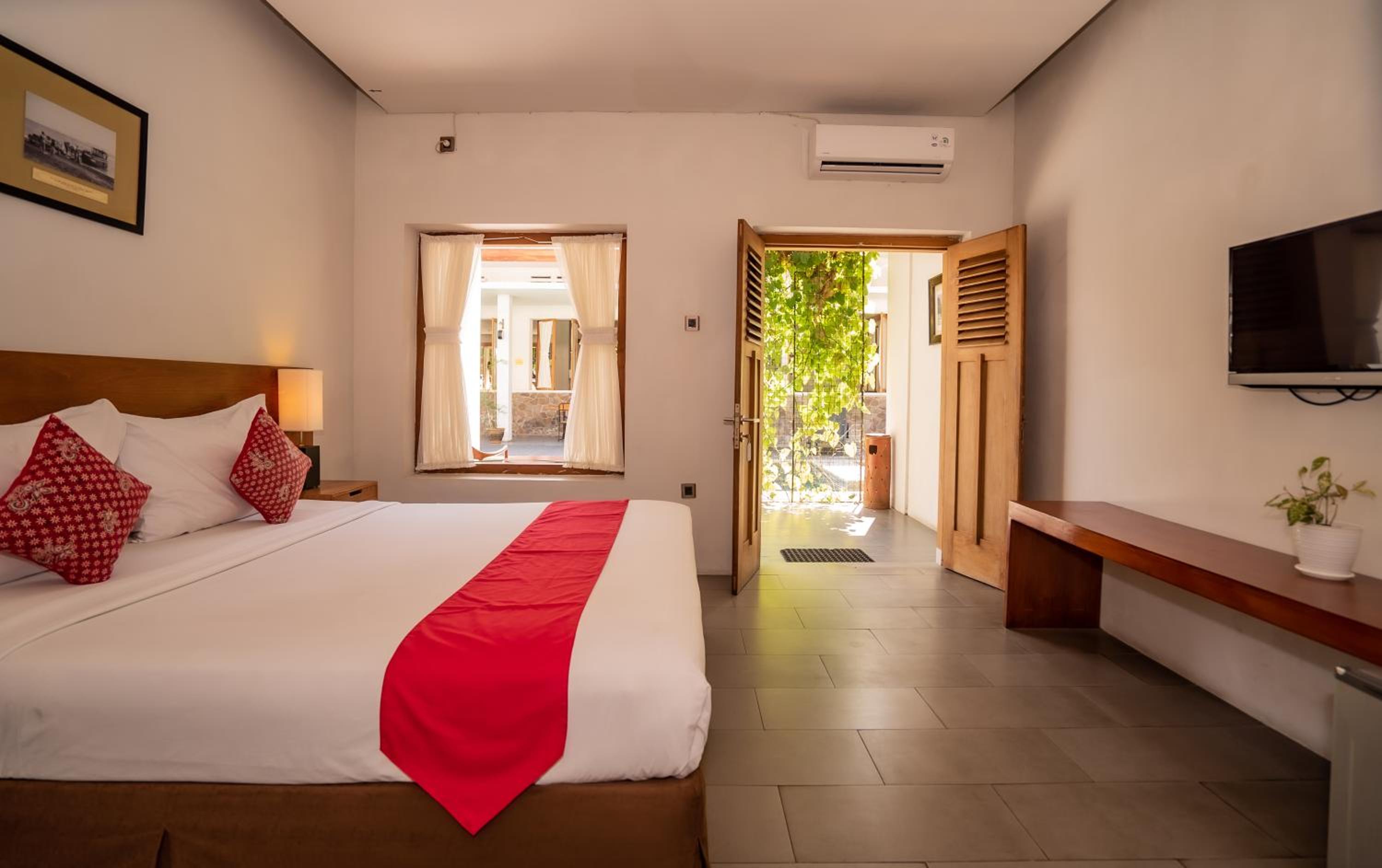 Double Room with Patio Pool View photo 3