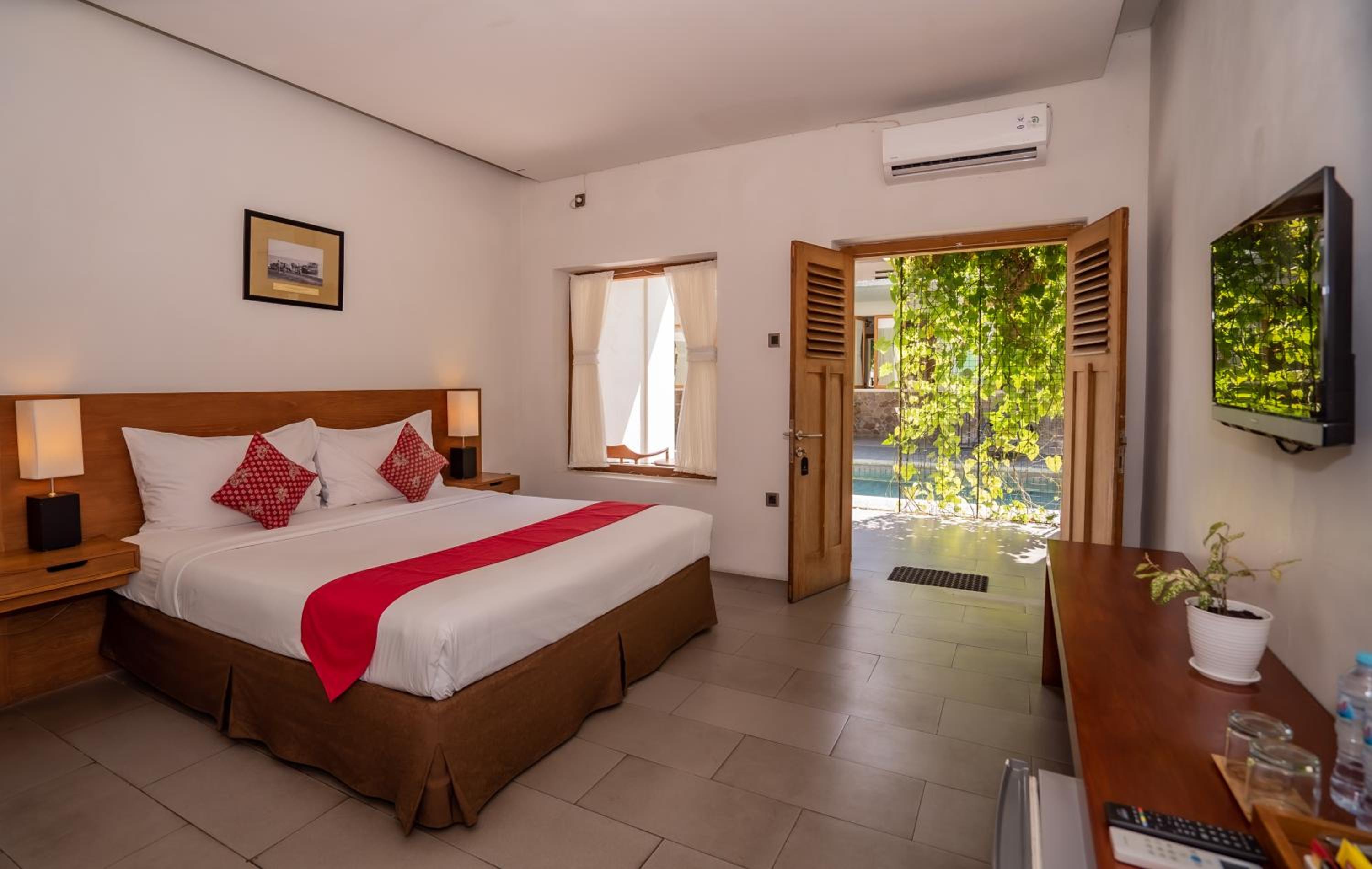 Double Room with Patio Pool View photo 2