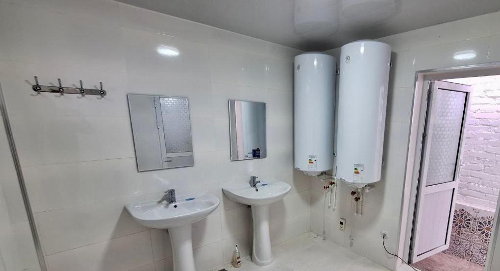 Seven-Bedroom House photo 3