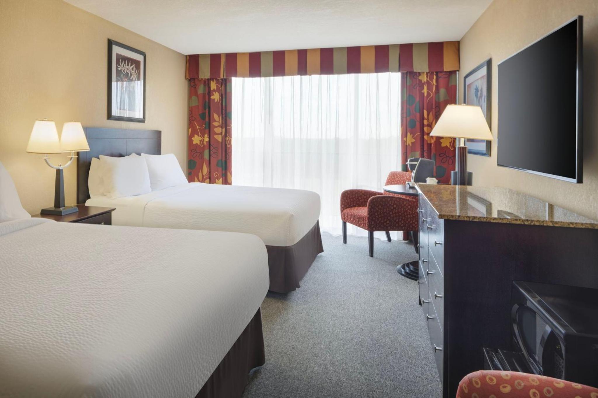 Standard Queen Room with Two Queen Beds thumbnail 6