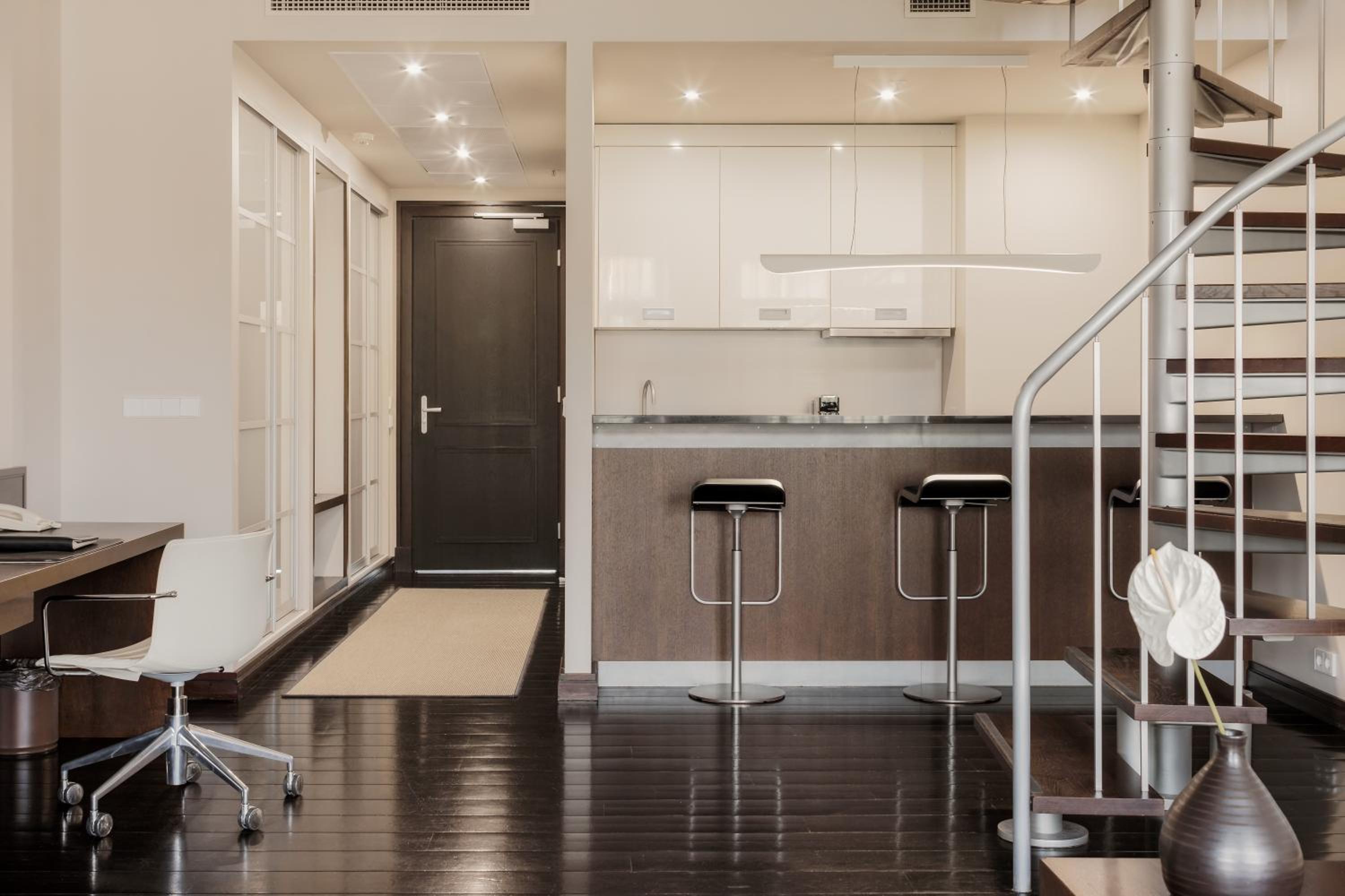 Penthouse Suite with Kitchenette photo 3