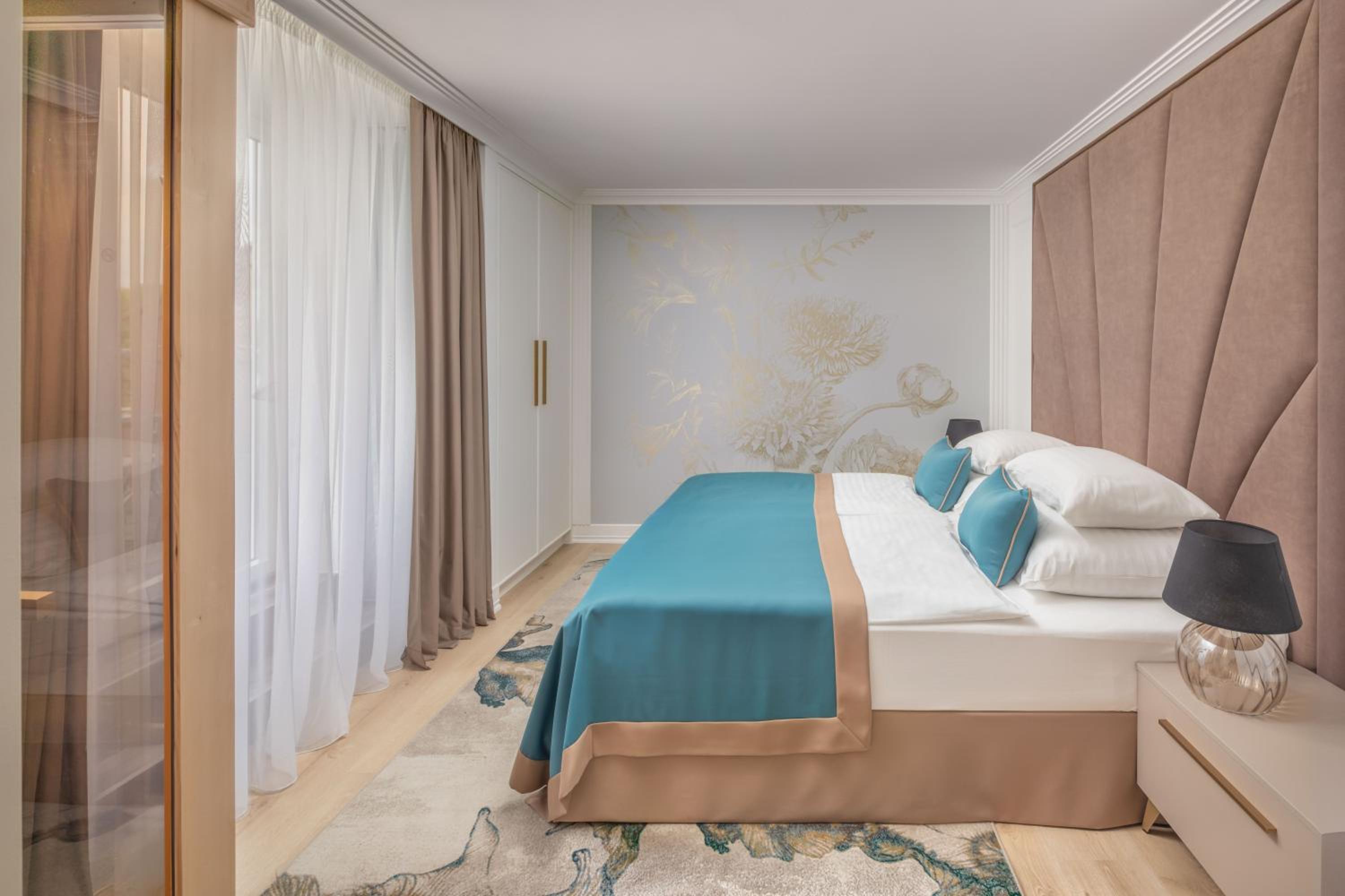Deluxe Suite with Spa Bath - Photo 8