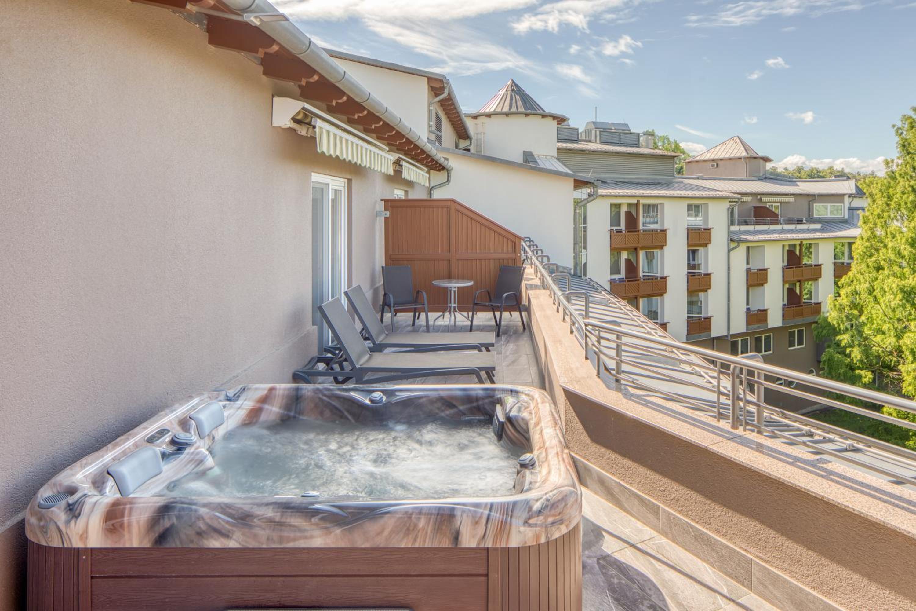 Deluxe Suite with Spa Bath - Photo 14