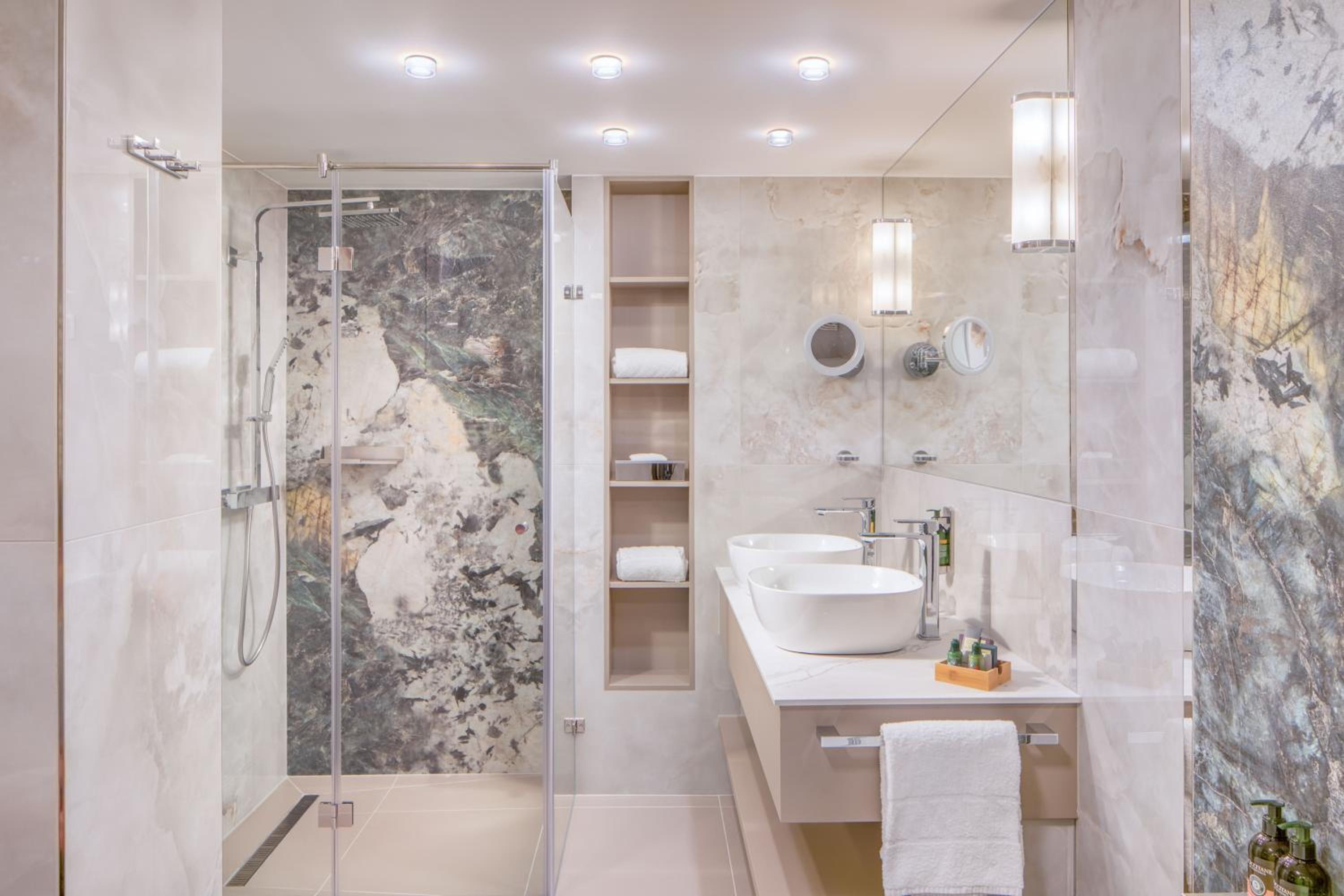 Deluxe Suite with Spa Bath - Photo 2