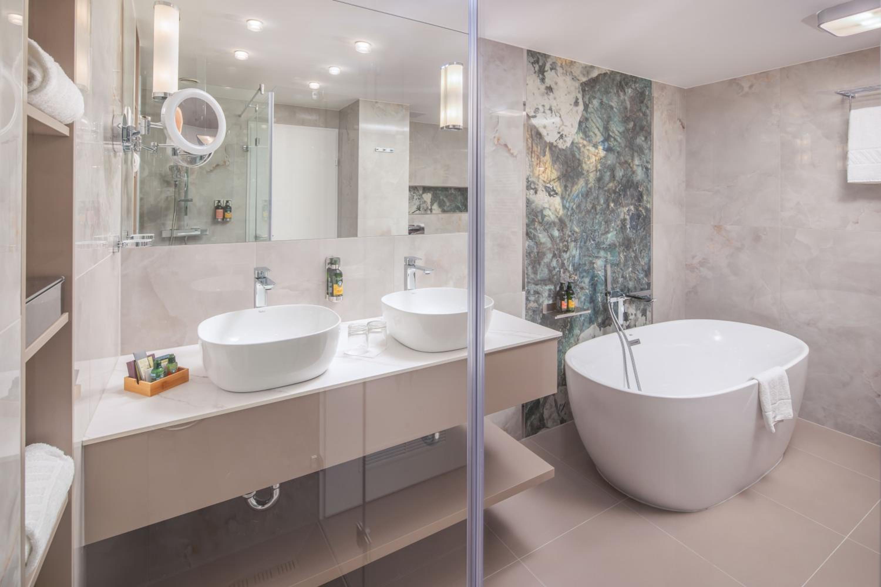 Deluxe Suite with Spa Bath - Photo 11