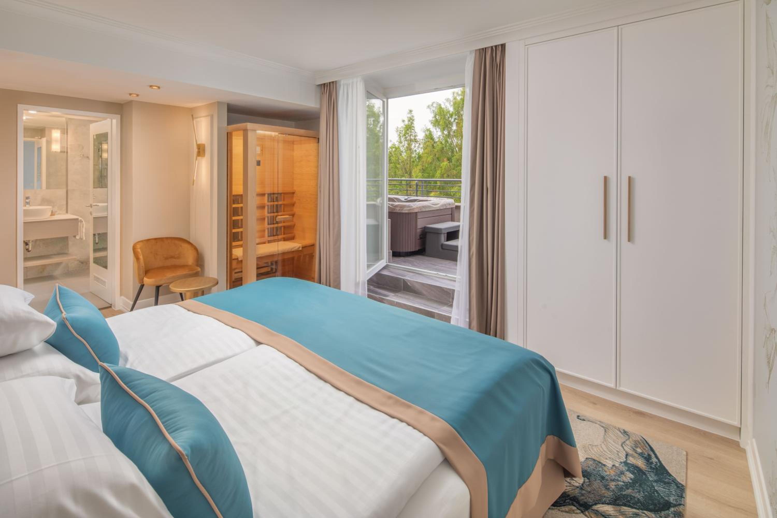 Deluxe Suite with Spa Bath - Photo 6
