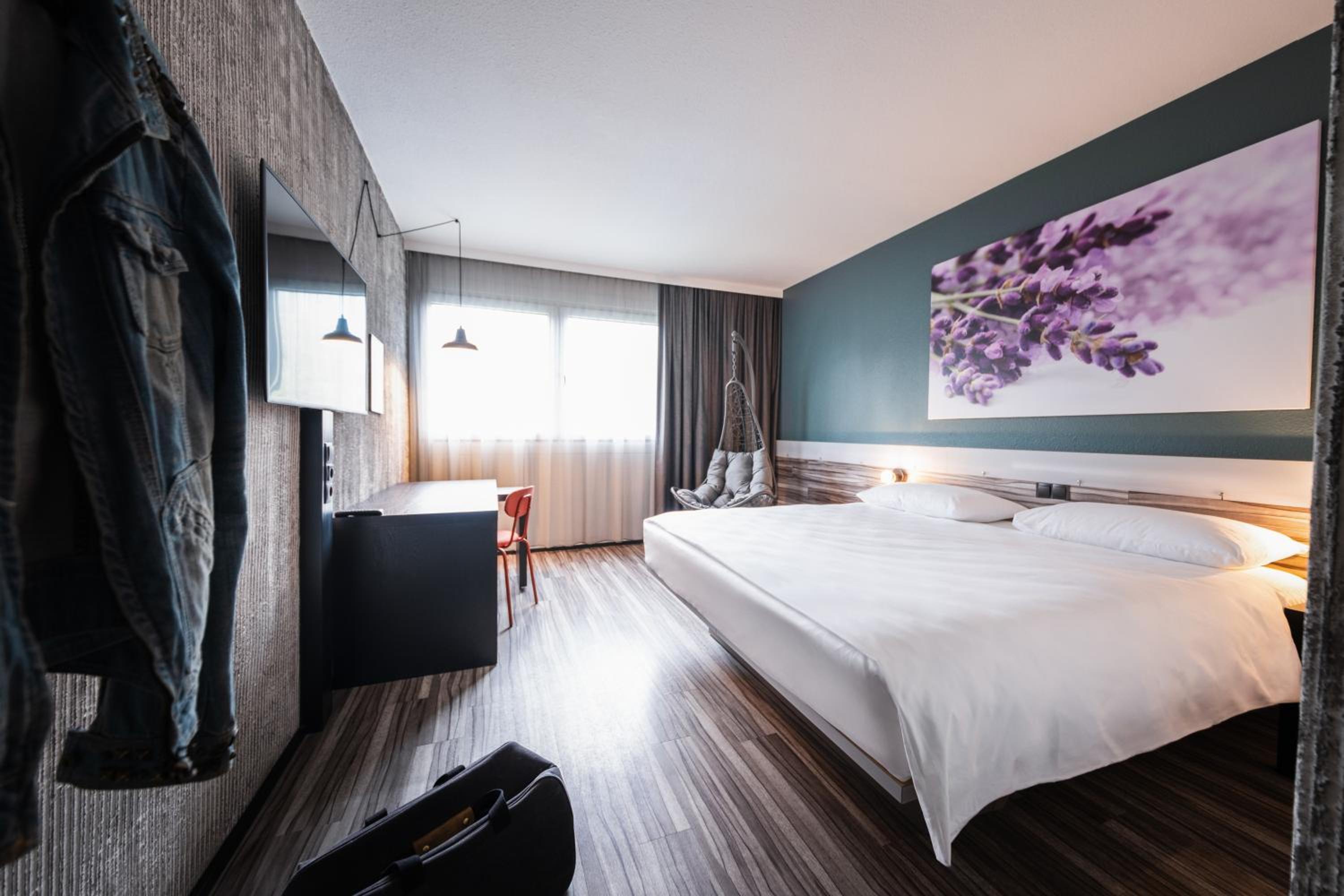 Standard King Room - Photo 5