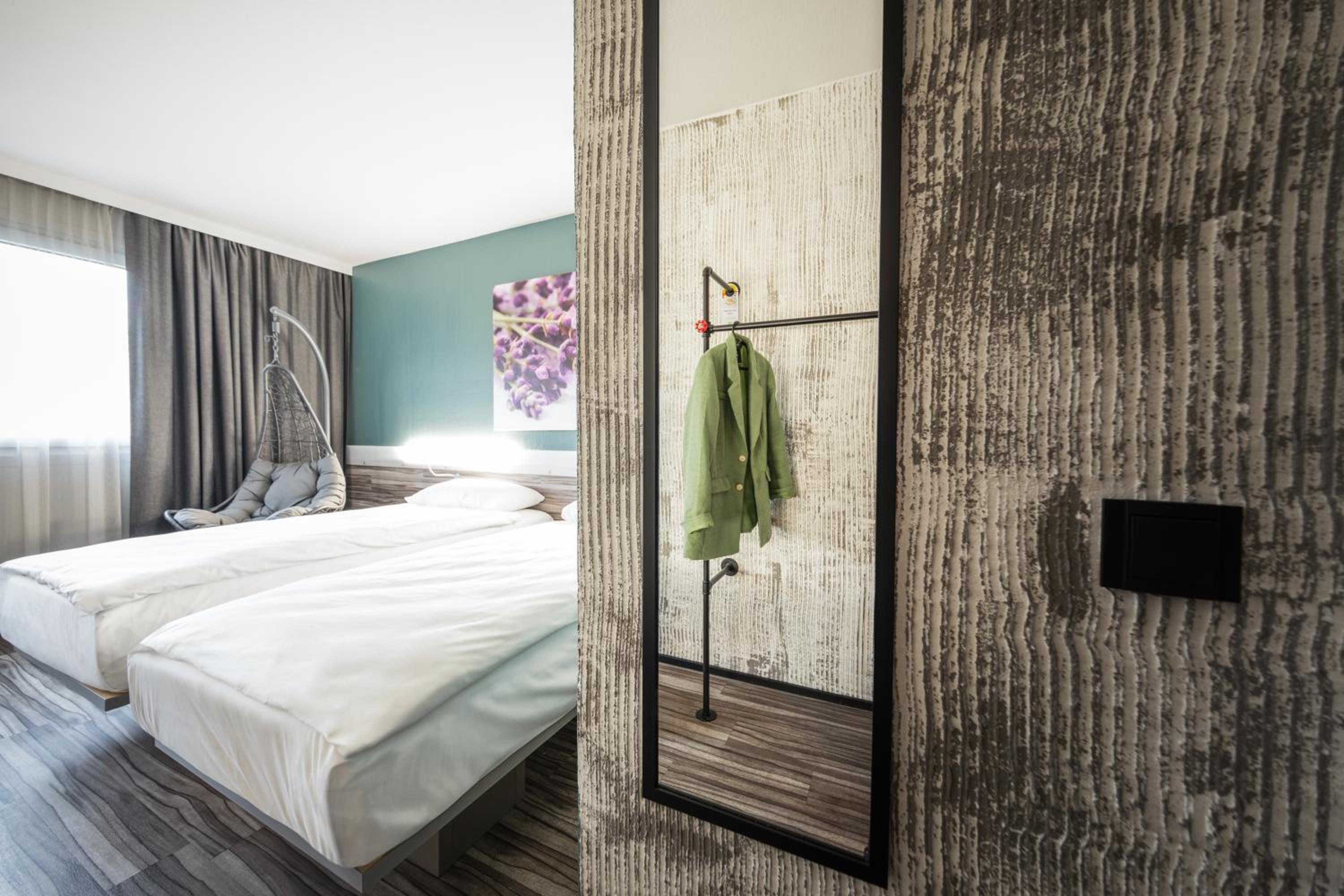 Standard Twin Room - Photo 4