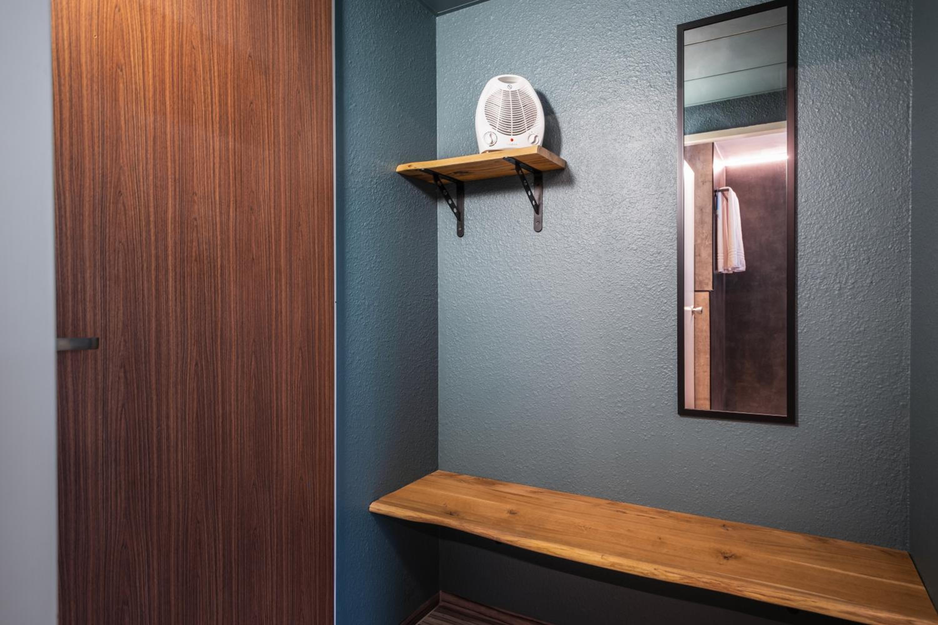 Standard King Room - Photo 12