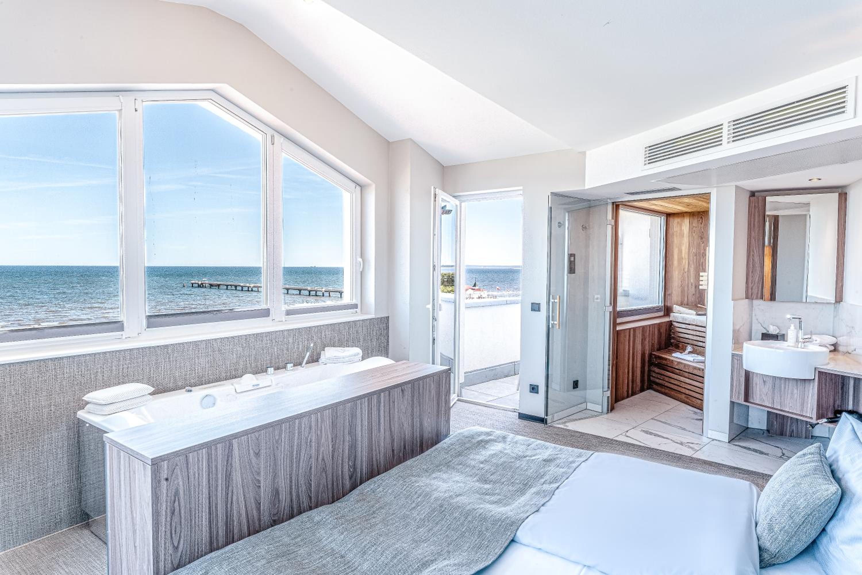 Deluxe Penthouse Suite with Sea View thumbnail 6