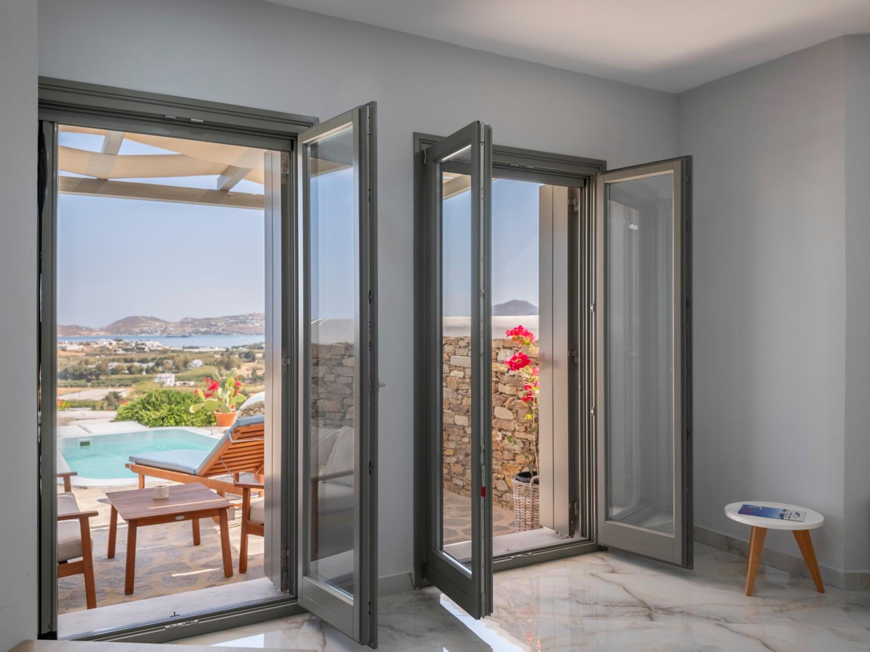 Deluxe Suite with Sea View - Photo 28
