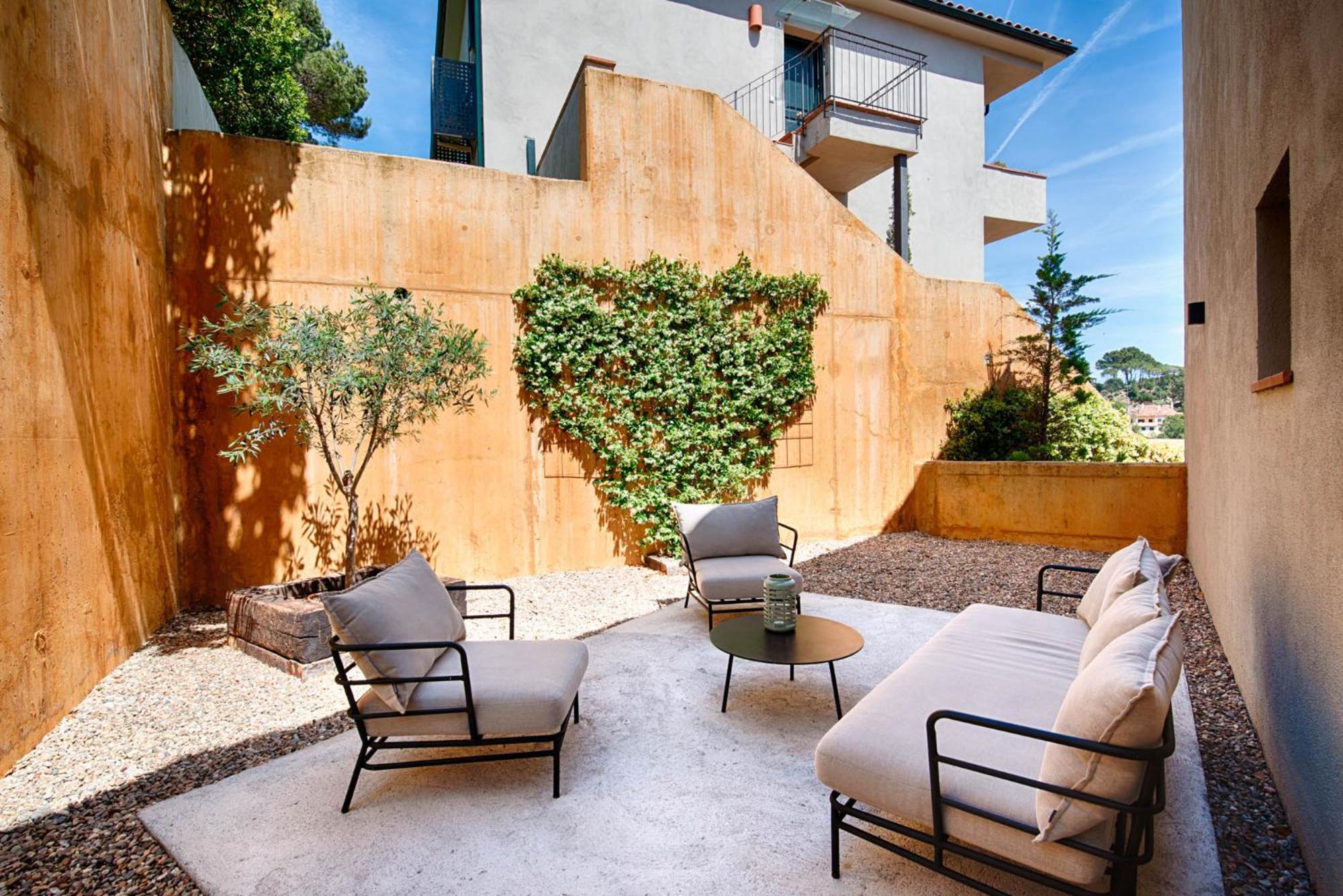 Three-Bedroom Apartment with Mountain View photo 3