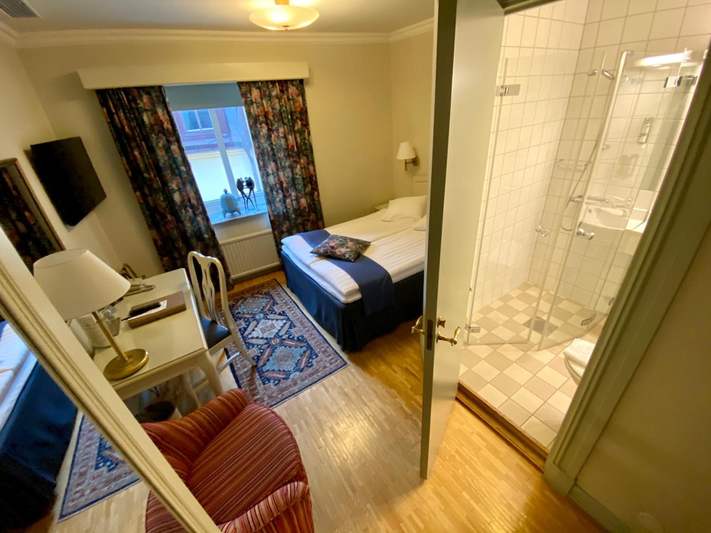 Economy Double Room (55 in bed) - Photo 3