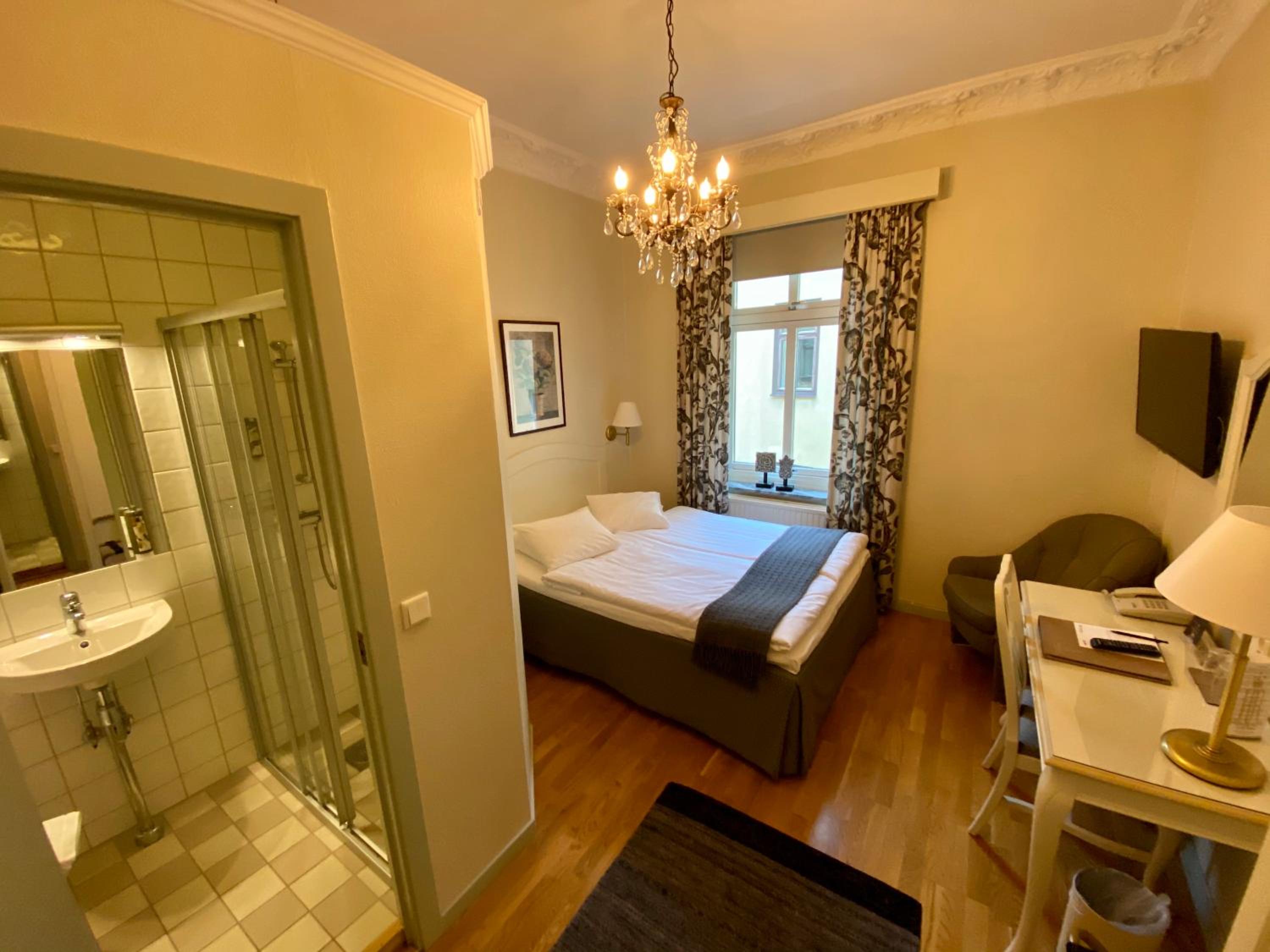 Economy Double Room (55 in bed) - Photo 2