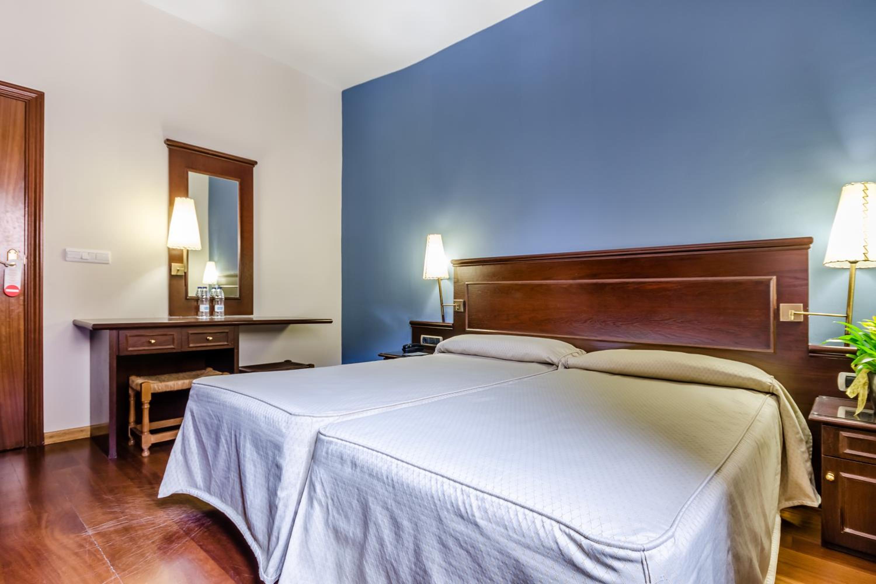 Double or Twin Room - Photo 8