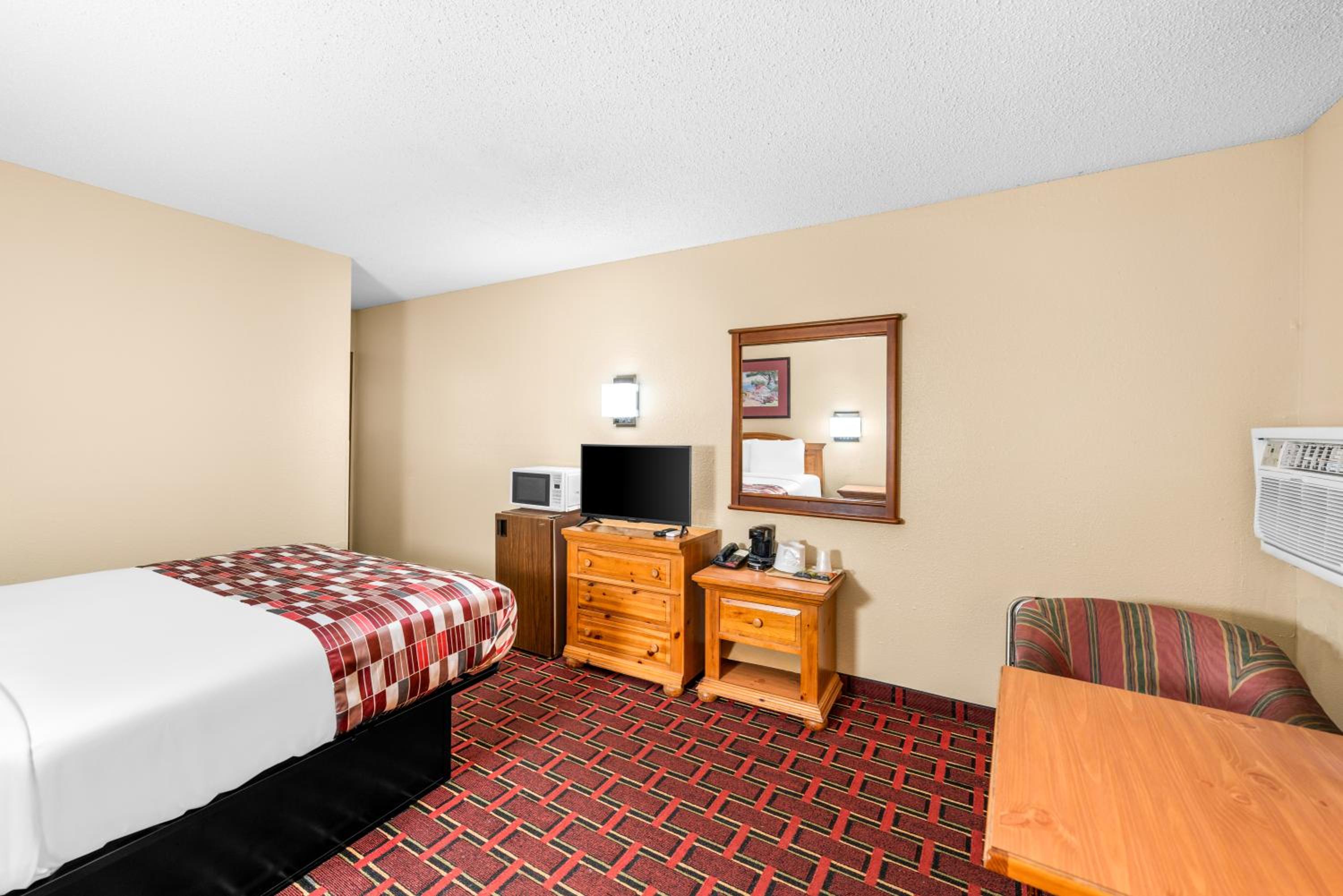 Queen Room - Non-Smoking - Photo 4
