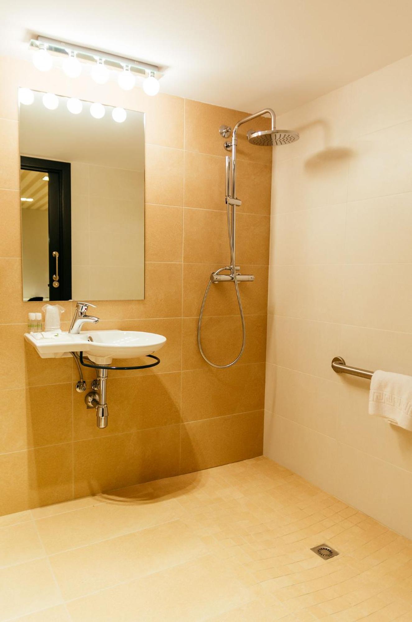 Junior Suite - Disability Access photo 3
