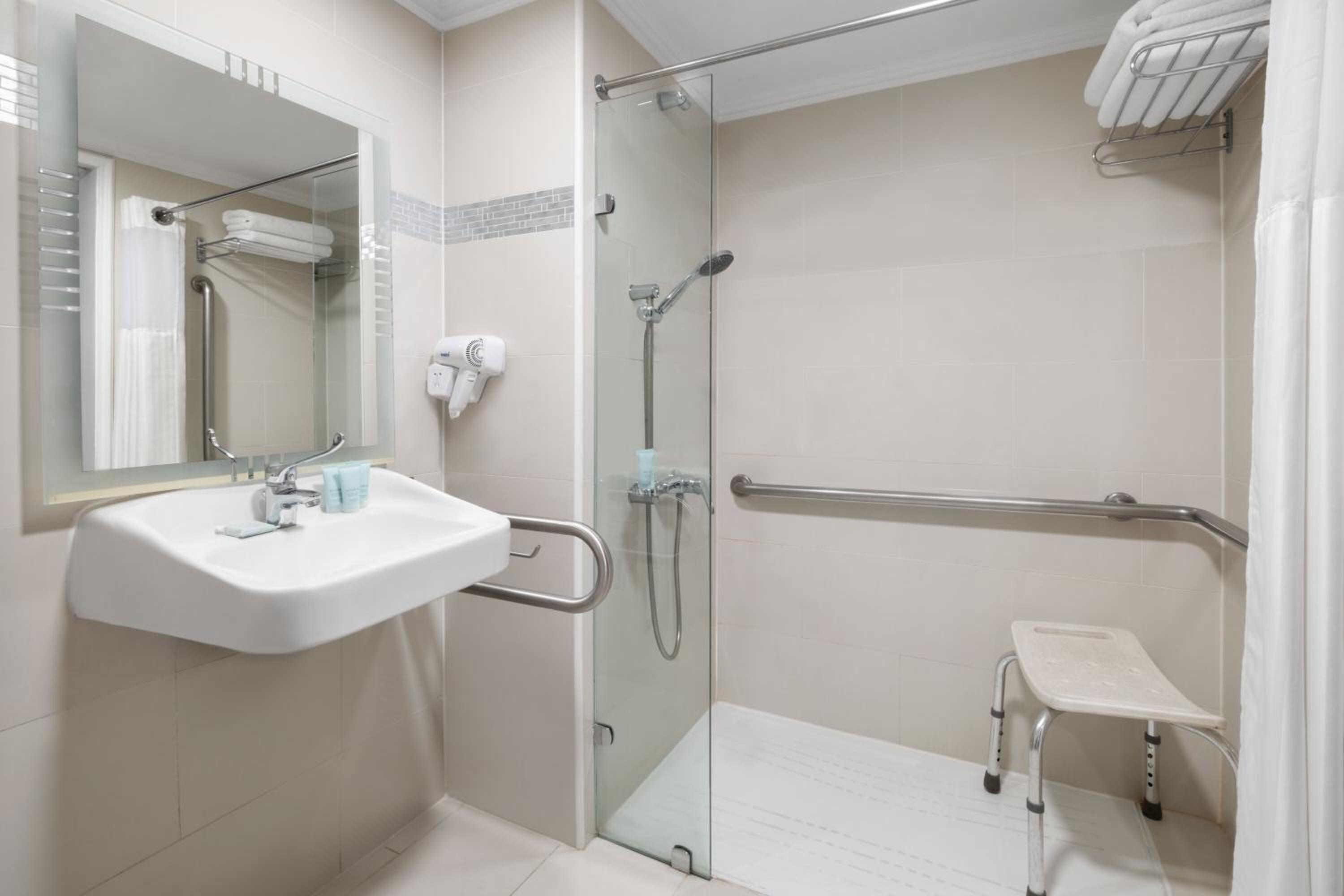 Accessible Queen Room with Two Queen Beds, Non-Smoking photo 3