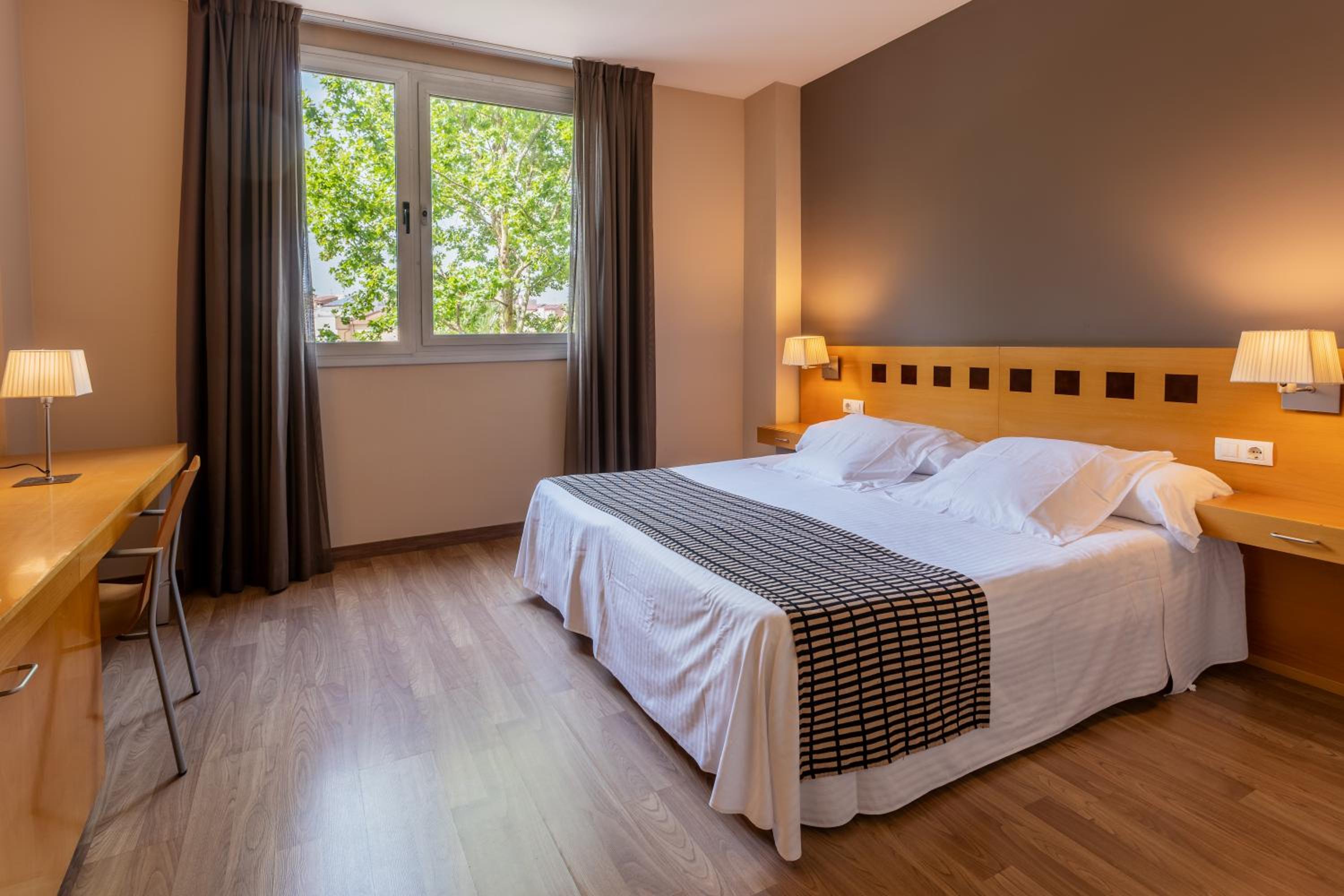 Habitación Doble Estándar (2 Adultos) - Parque de Atracciones + Entrada de 1 día a Ferrari Land