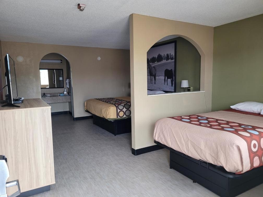 Family Room - Non-Smoking - Photo 1