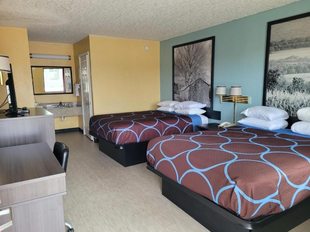 Queen Room with Two Queen Beds - Non-Smoking - Photo 1